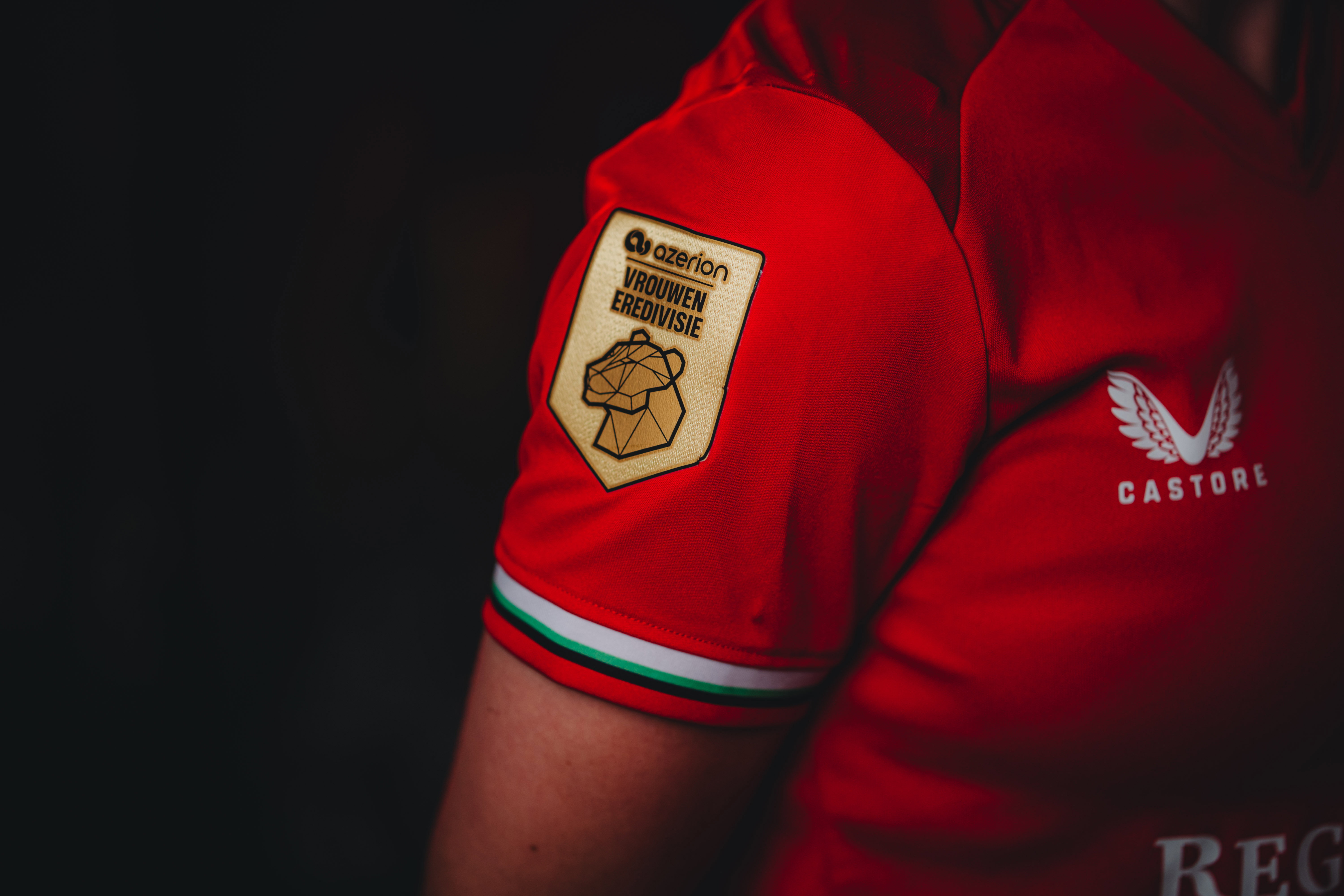 De gouden mouwbadge van FC Twente