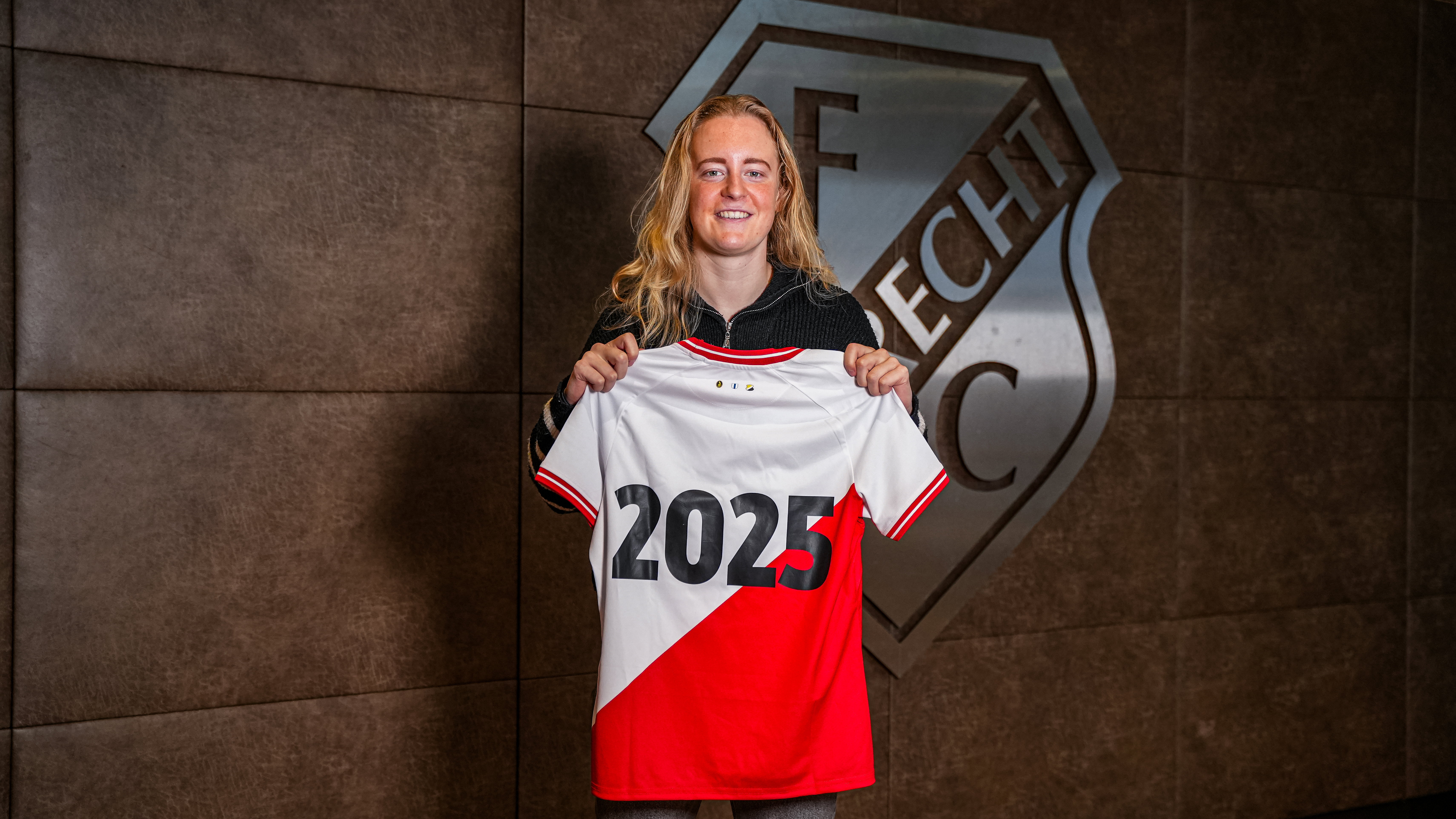 Amber Visscher tekent haar eerste profcontract bij FC Utrecht