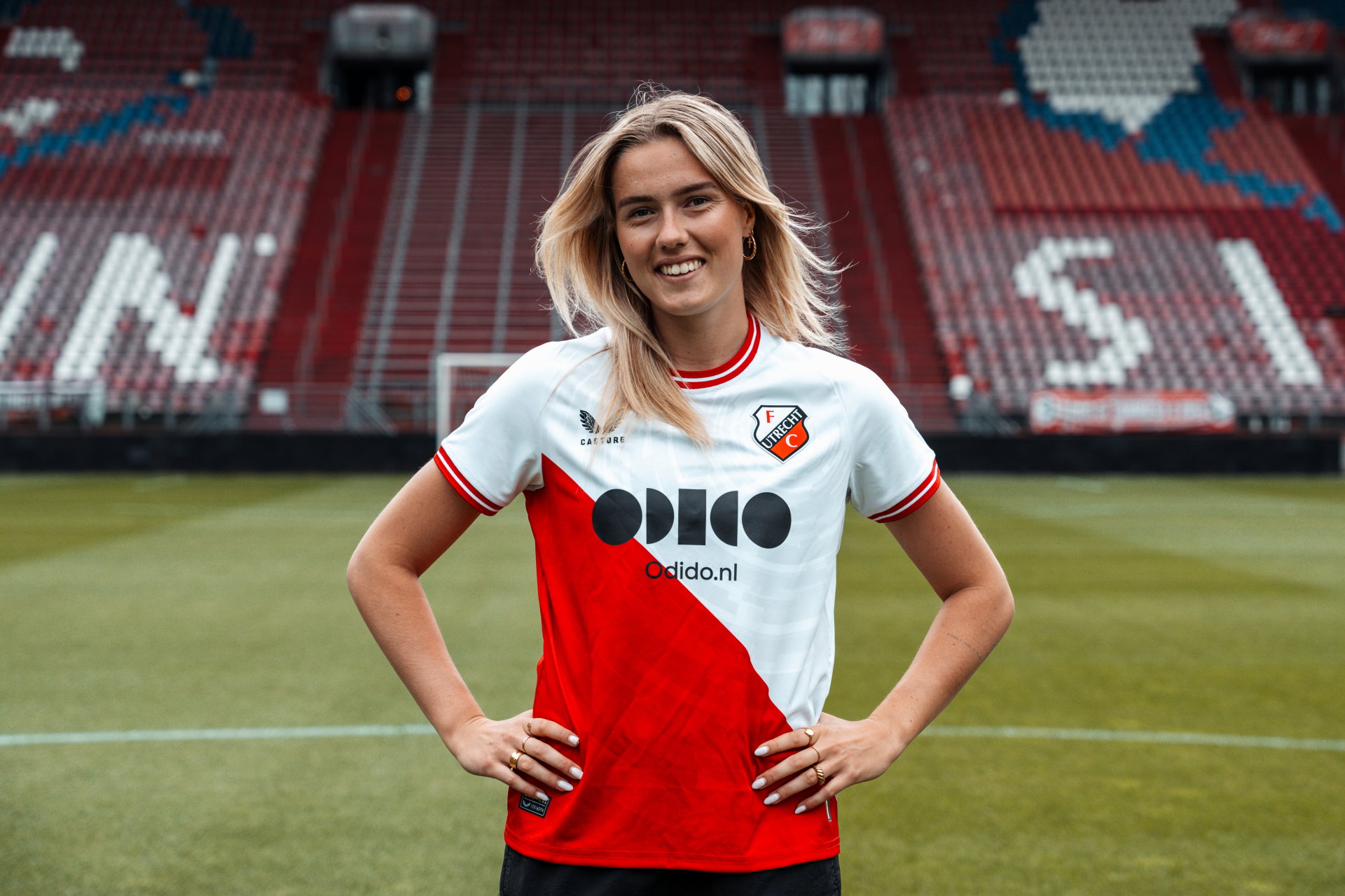 Tami Groenendijk na het ondertekenen van haar eerste profcontract bij FC Utrecht