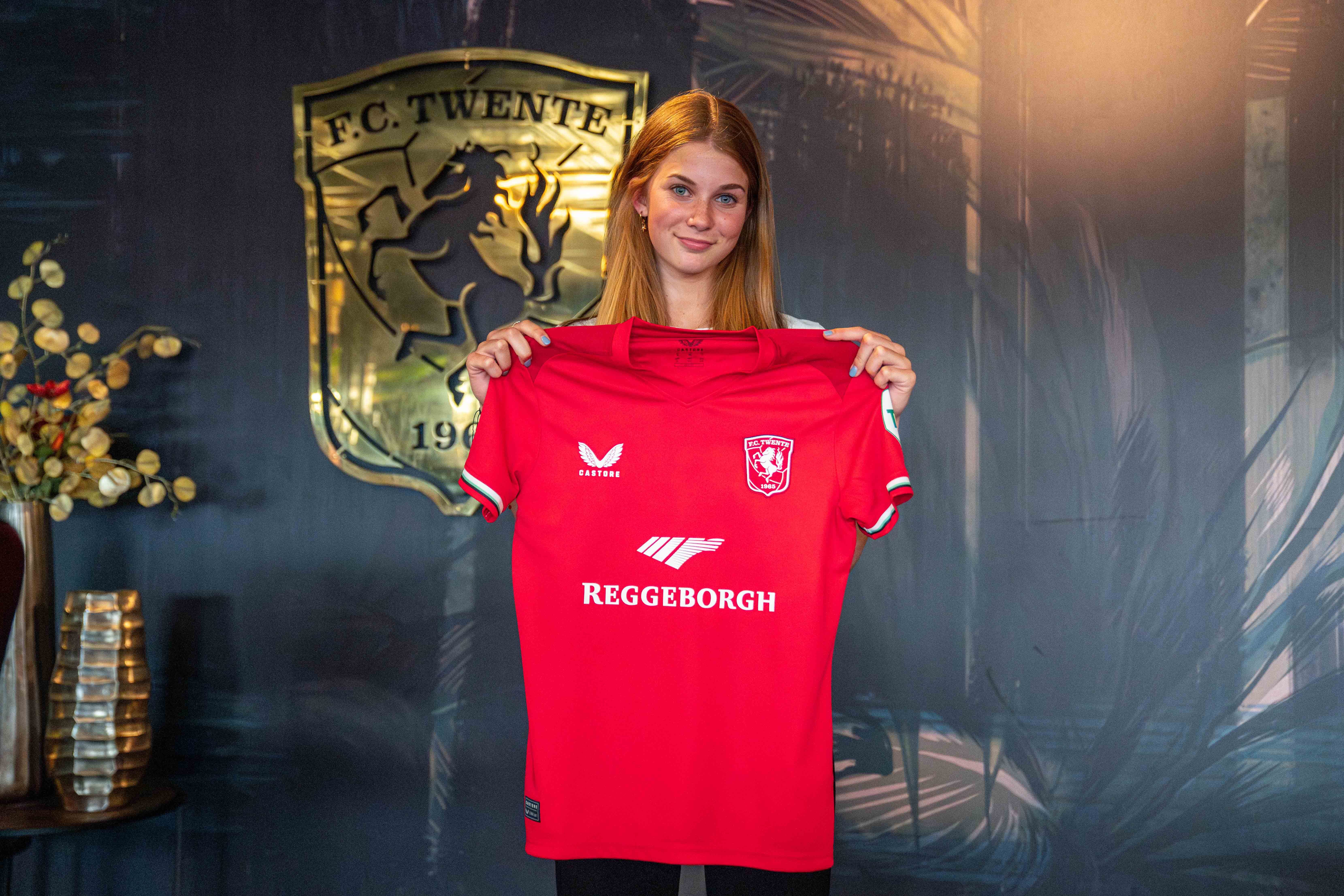 Rose Ivens tekent haar eerste profcontract bij FC Twente
