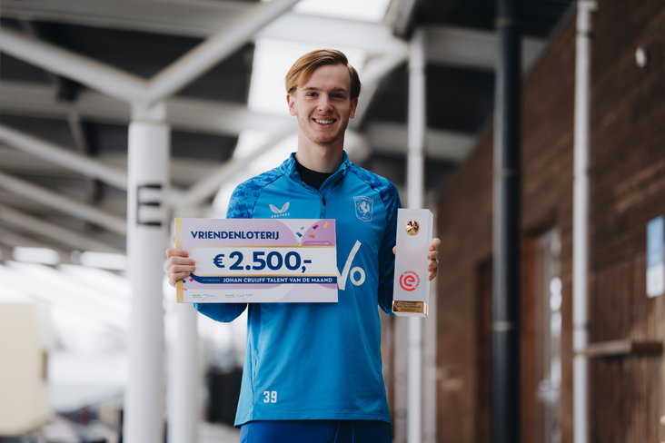 Mats Rots met de prijs voor Talent van de Maand