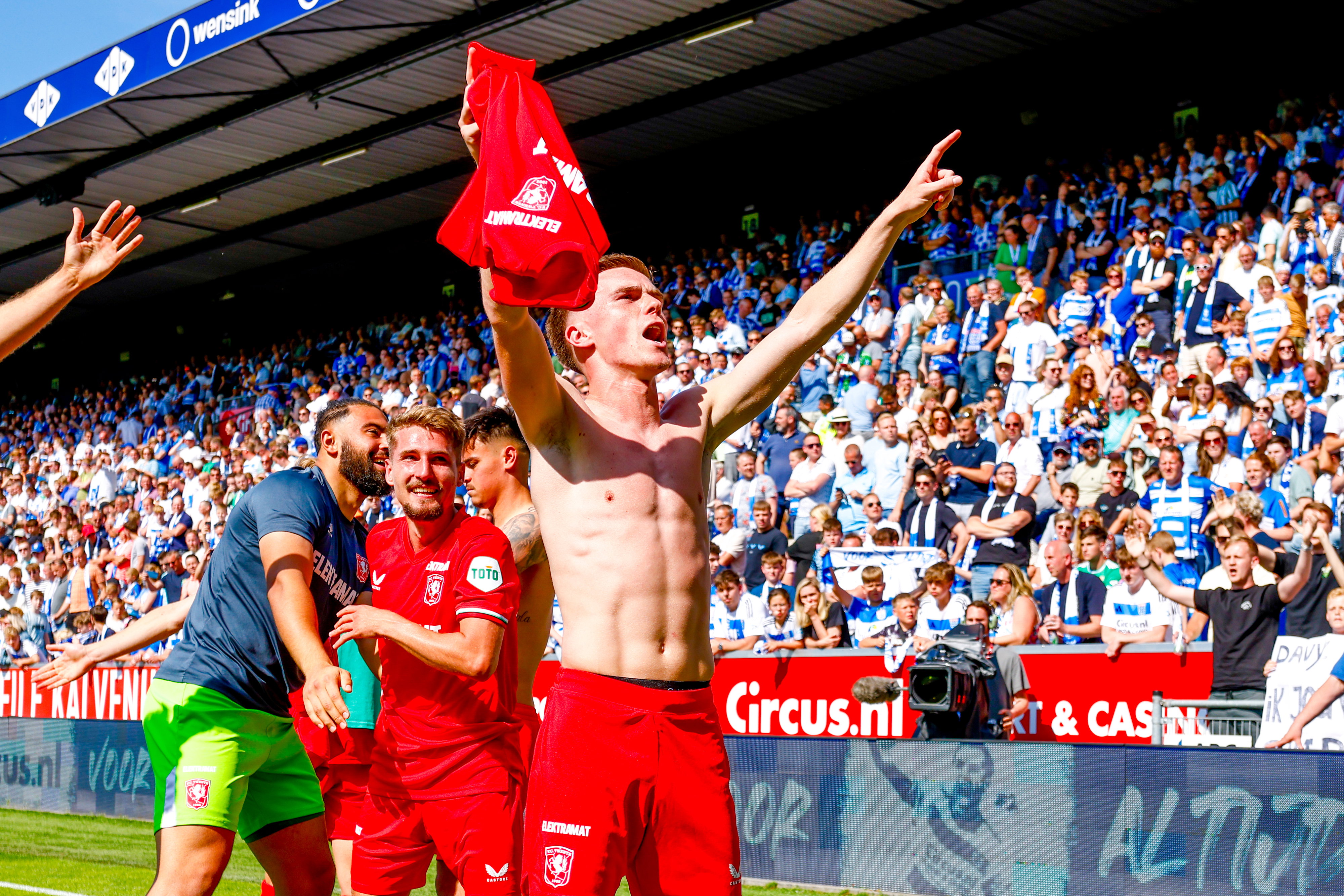 Daan Rots juicht voor de fans