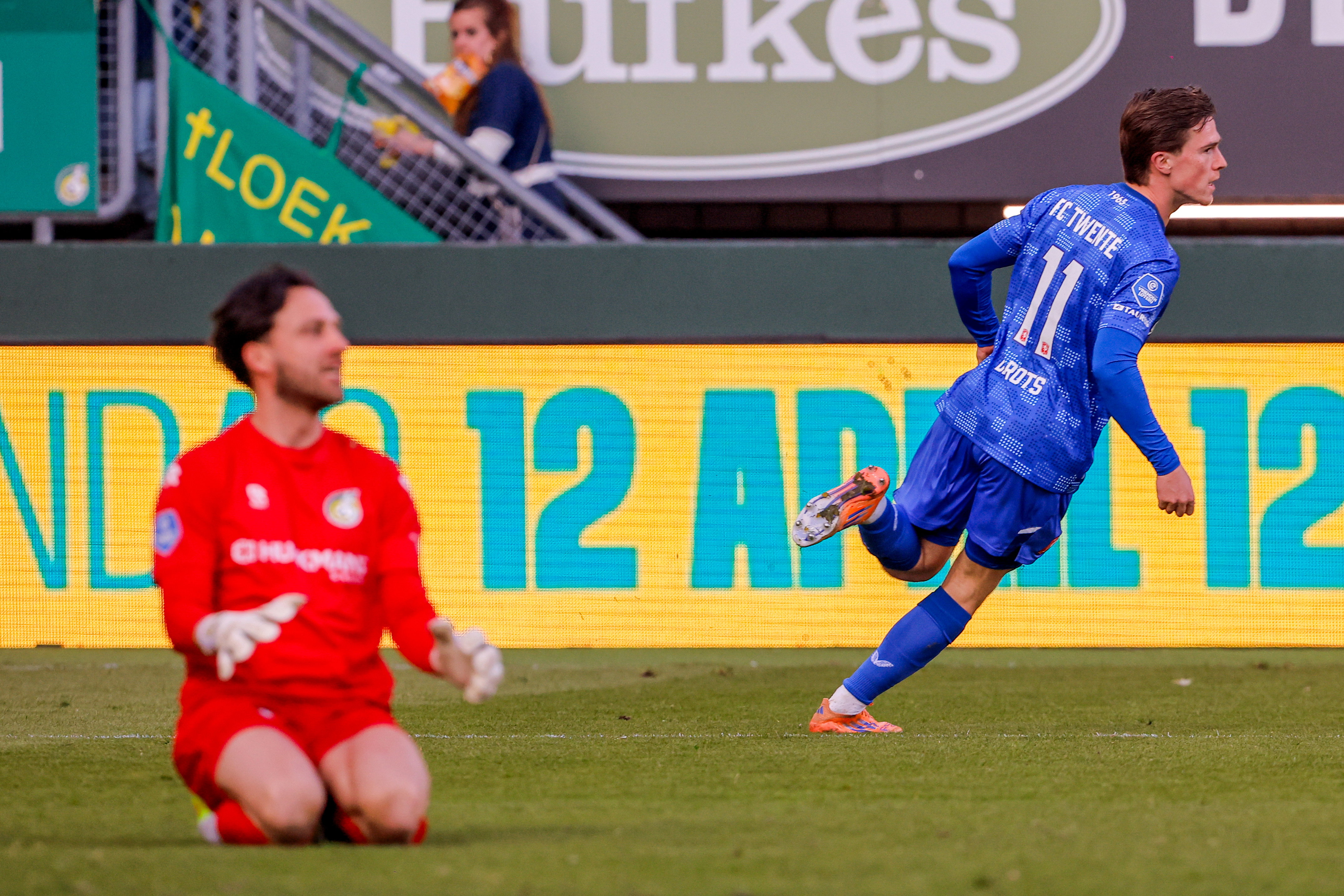 Daan Rots rent juichend weg na een goal