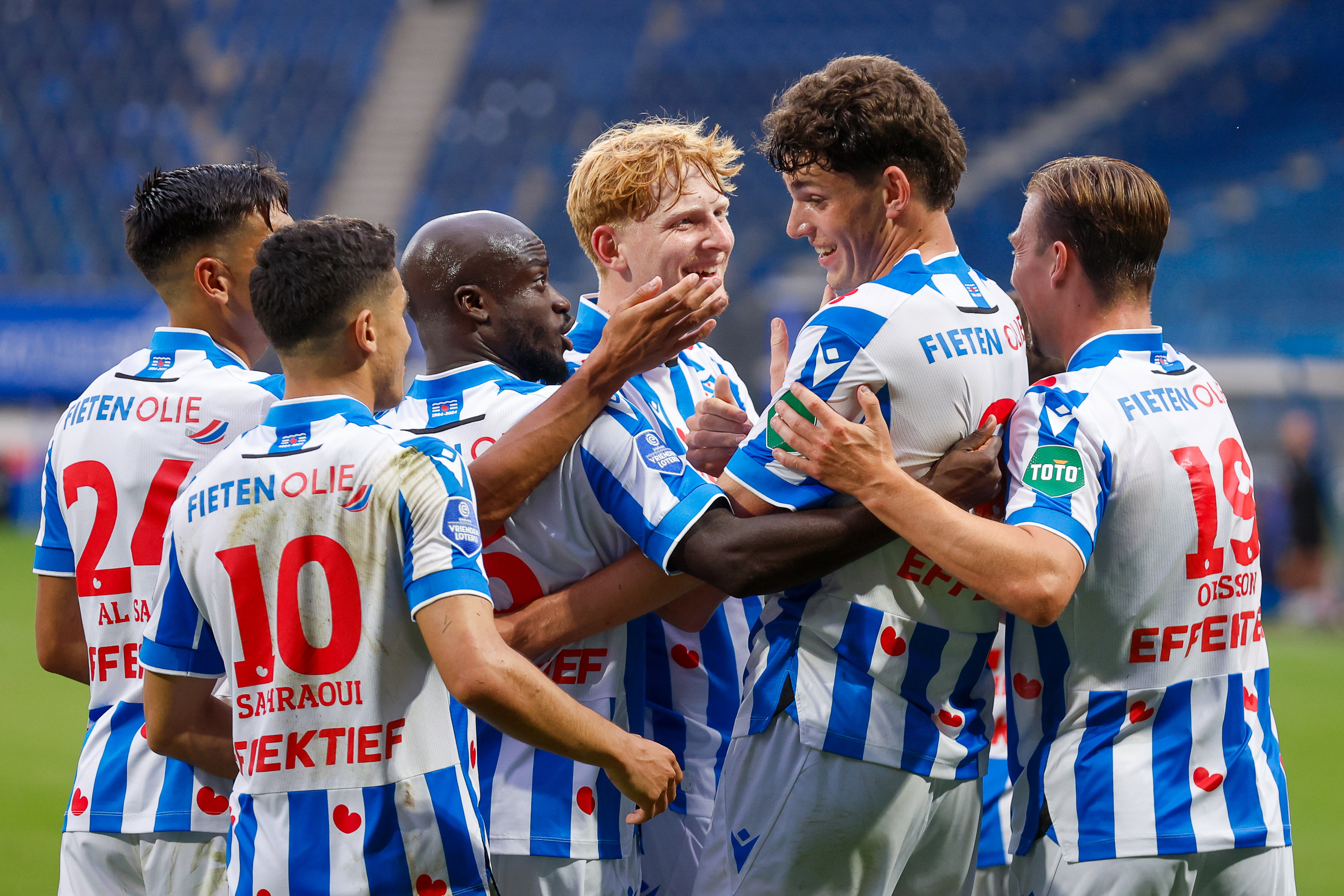 Daniel Karlsbakk wordt omringd door zijn ploeggenoten bij SC Heerenveen