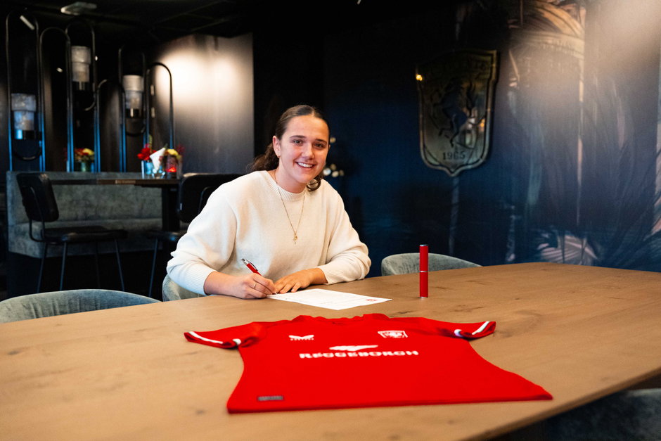 Daniela Galic tekent haar contract