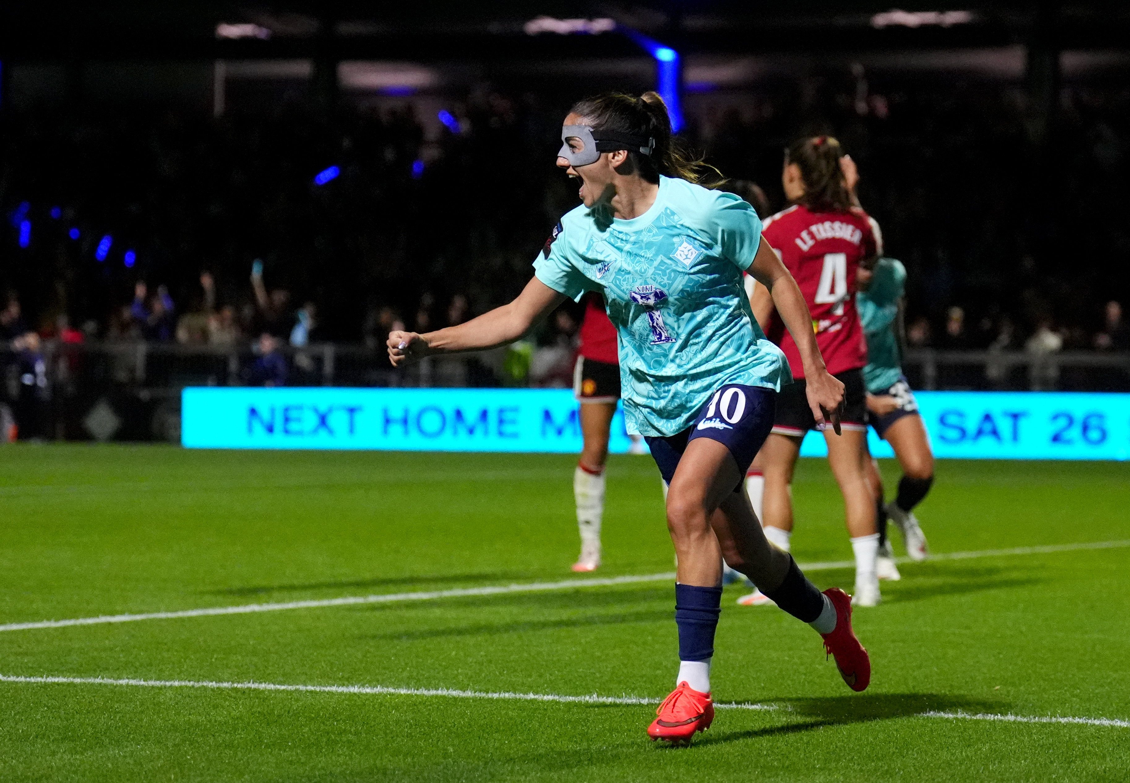 Daniëlle van de Donk juicht na haar fraaie goal voor London City Lionesses