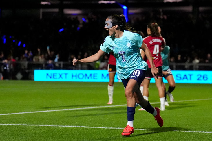 Daniëlle van de Donk juicht na haar fraaie goal voor London City Lionesses