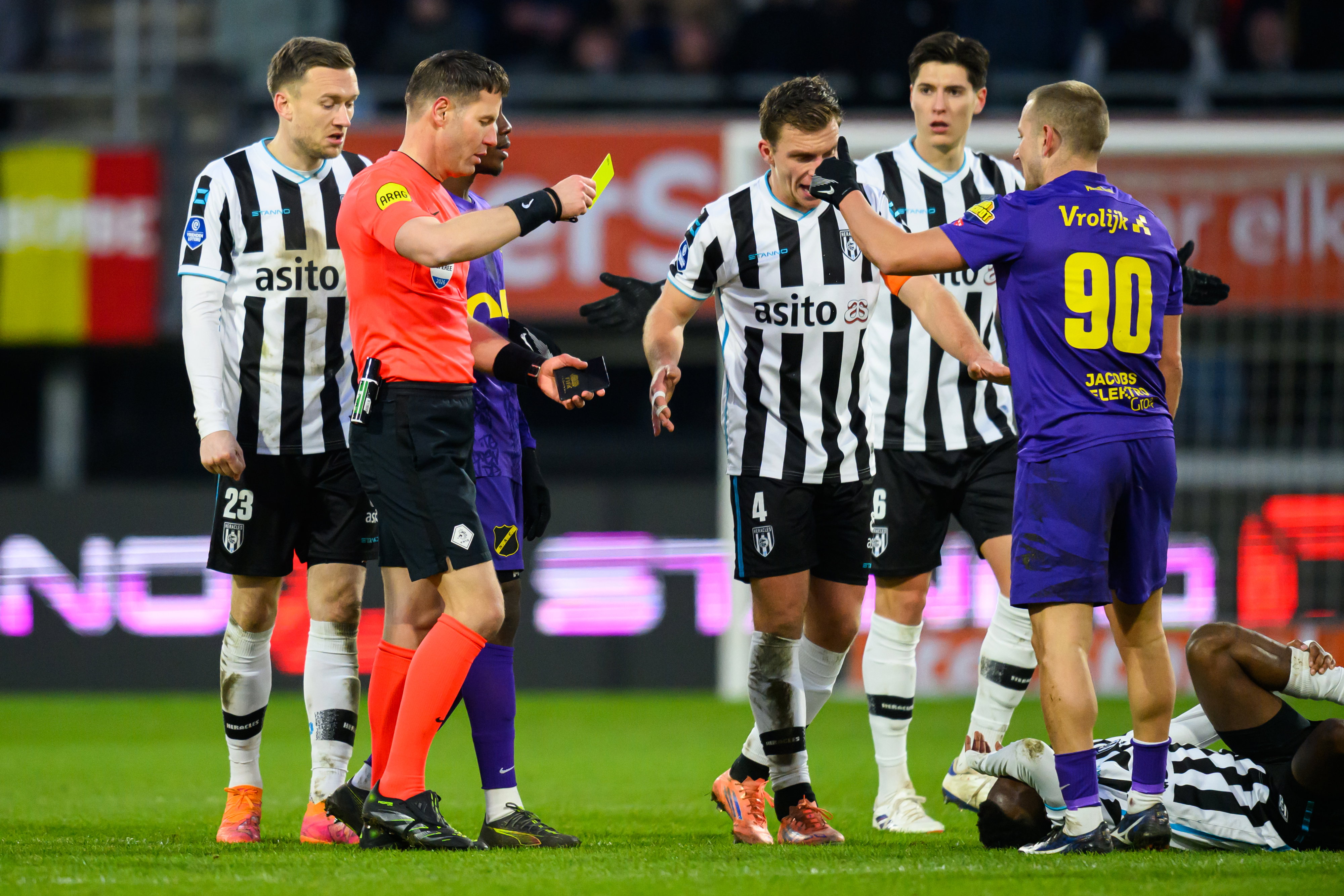 Danny Makkelie geeft Lewis Holtby geel