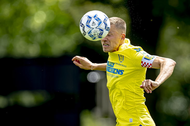 Dario van den Buijs kopt