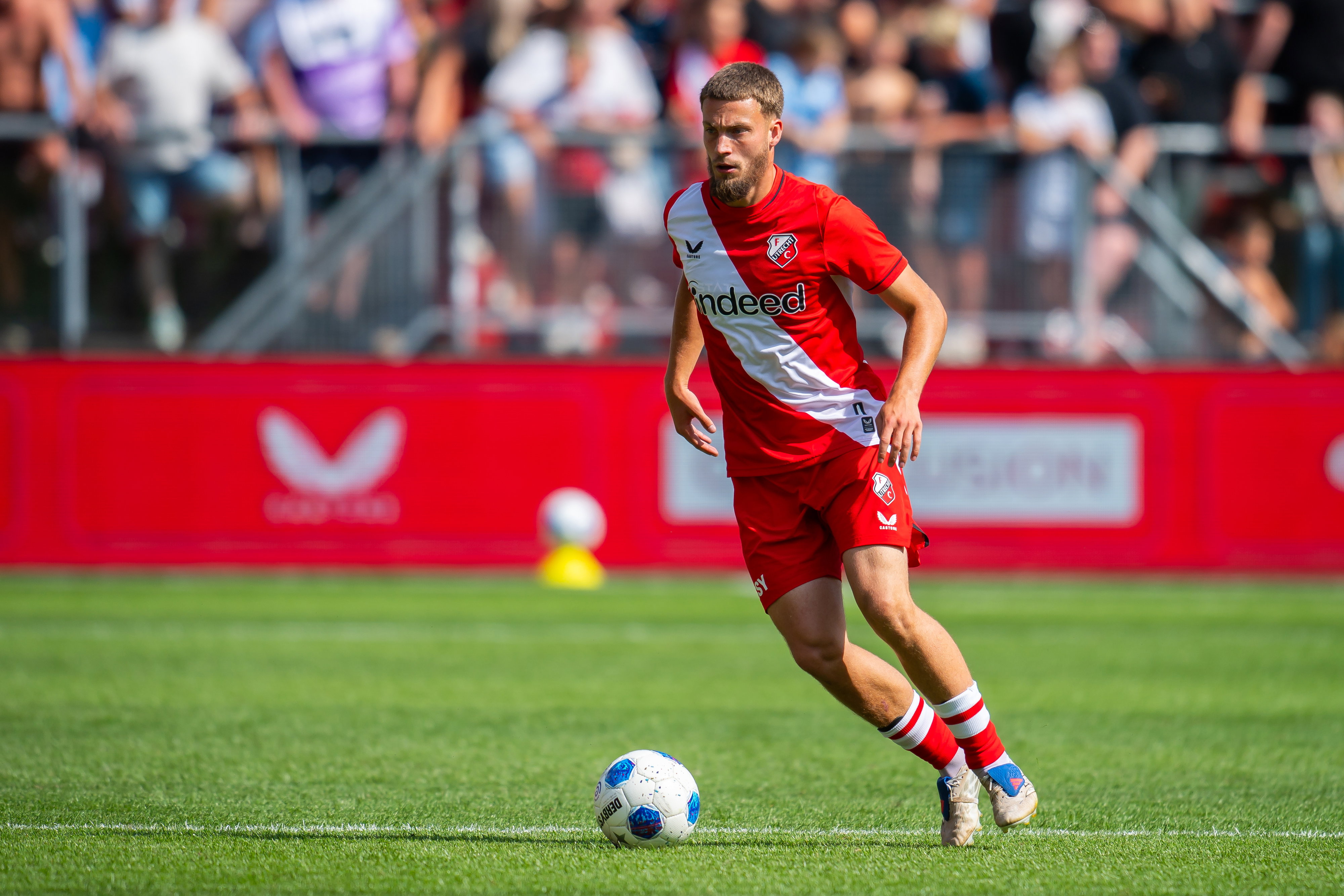 Davy van den Berg aan de bal