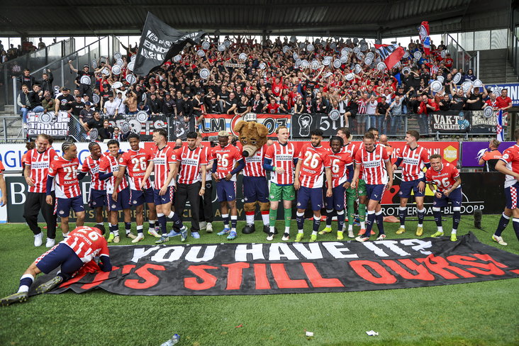 De PSV-selectie poseert met een spandoek