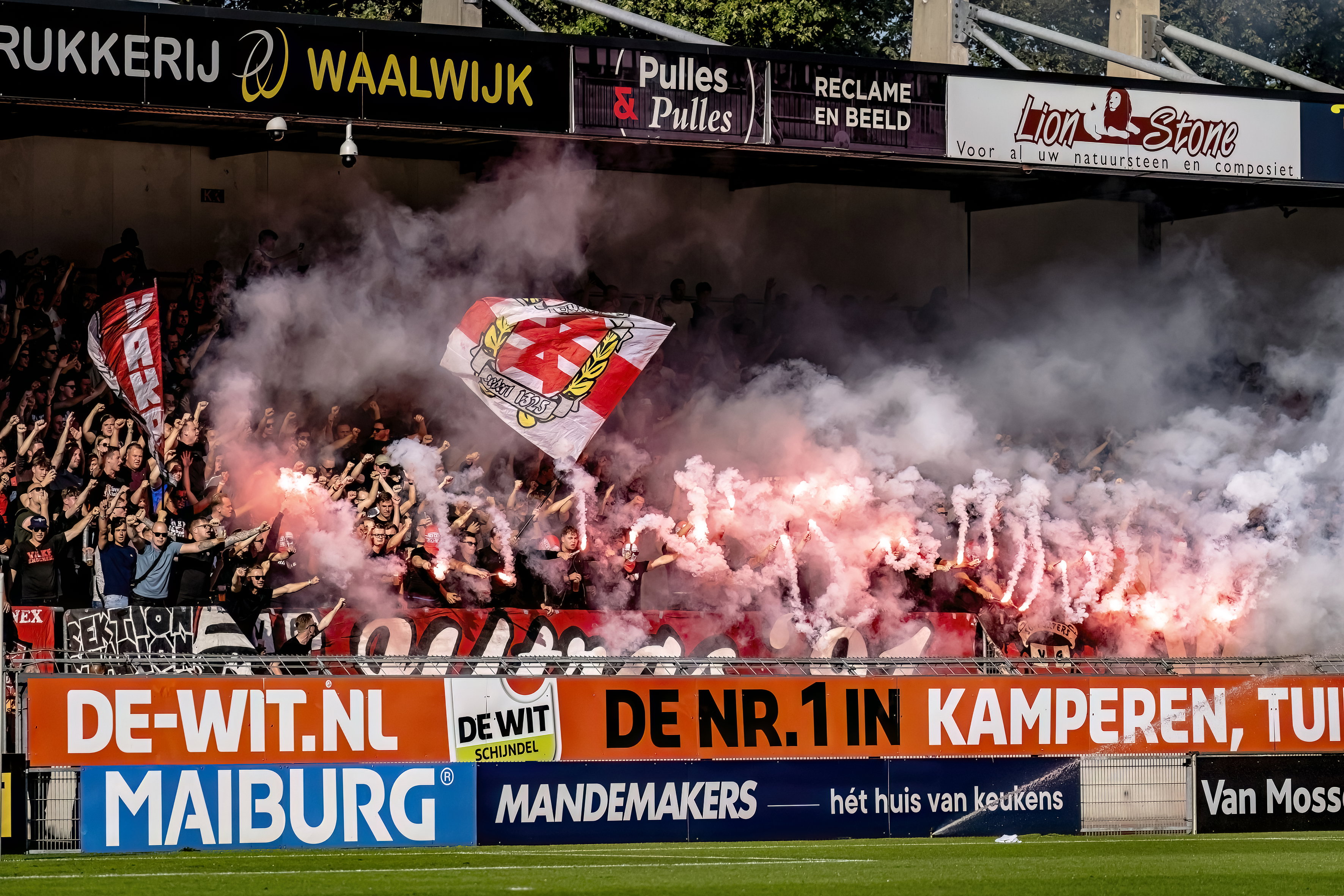 De fans van FC Twente met fakkels