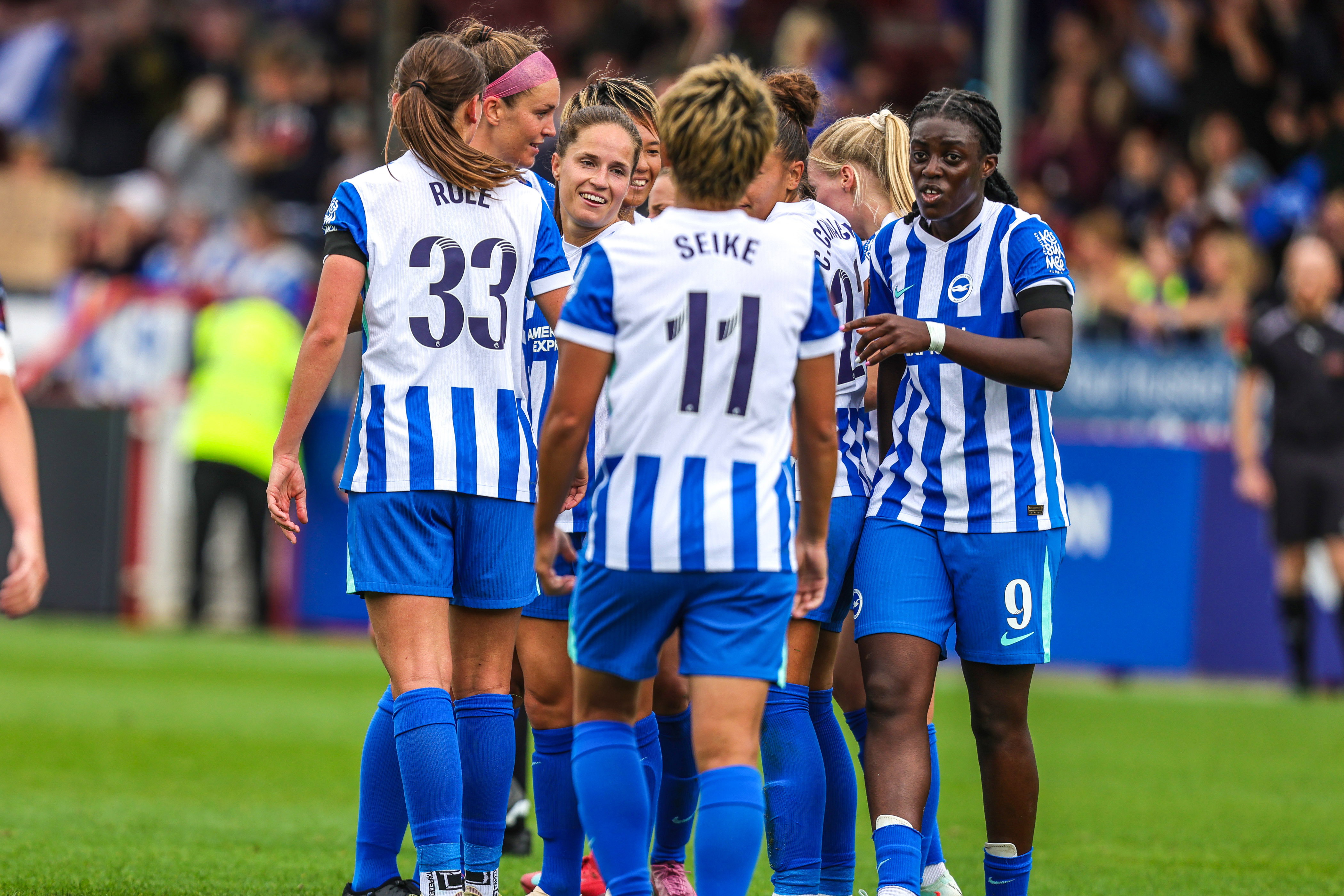 De goal van Marisa Olislagers wordt gevierd