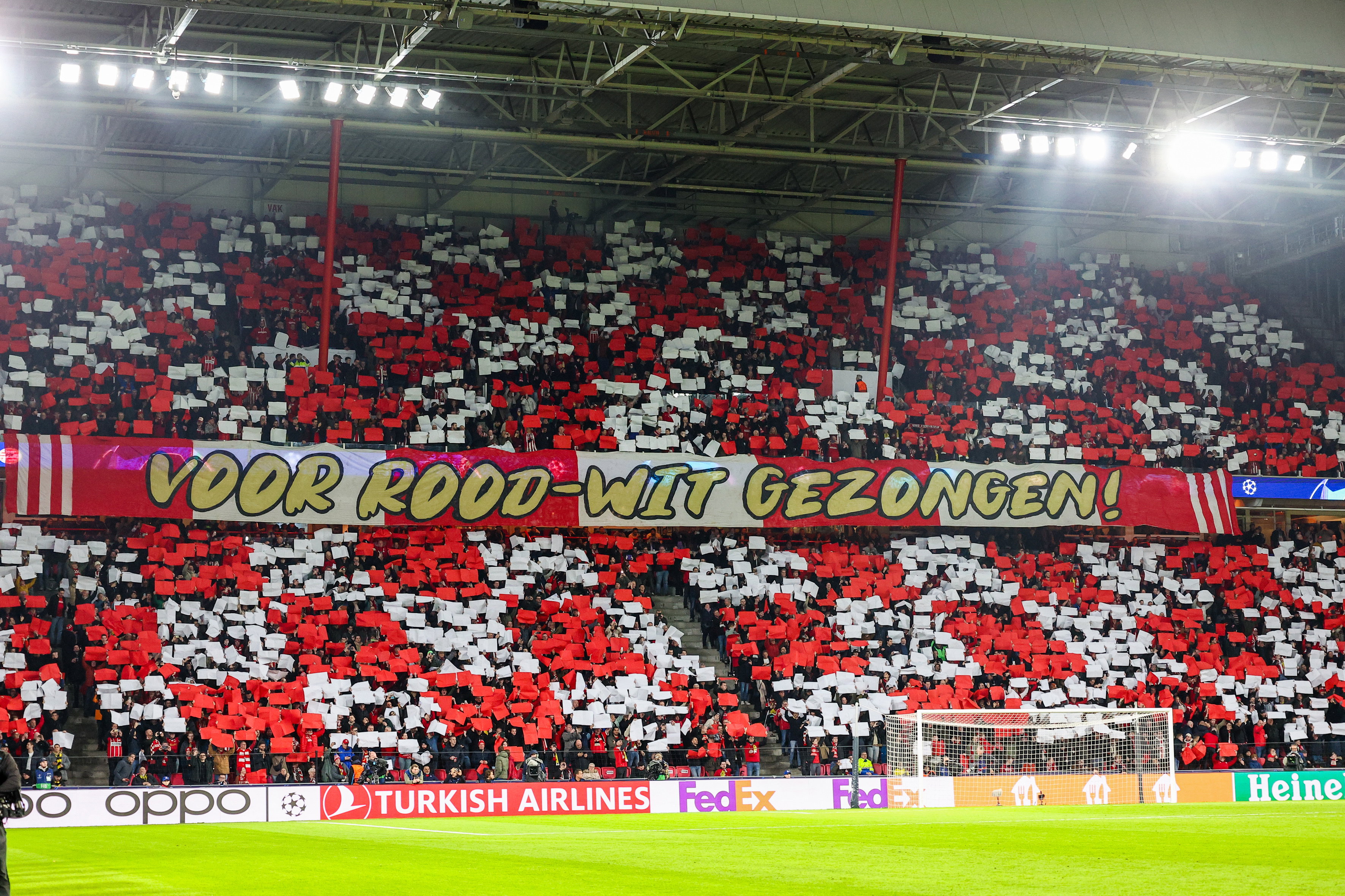 De sfeeractie in het Philips Stadion voor het duel tegen Borussia Dortmund