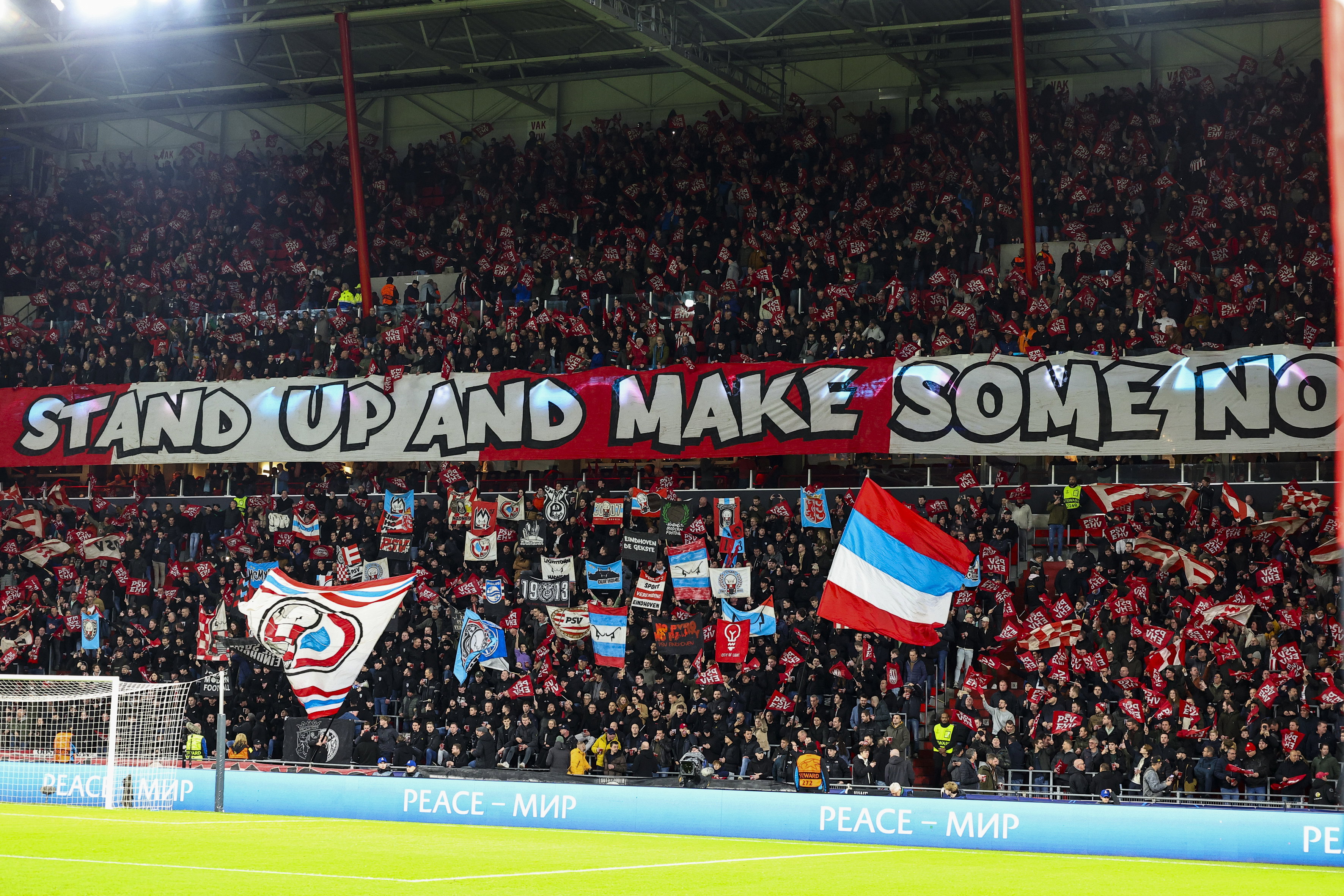 De sfeeractie van PSV tegen Arsenal