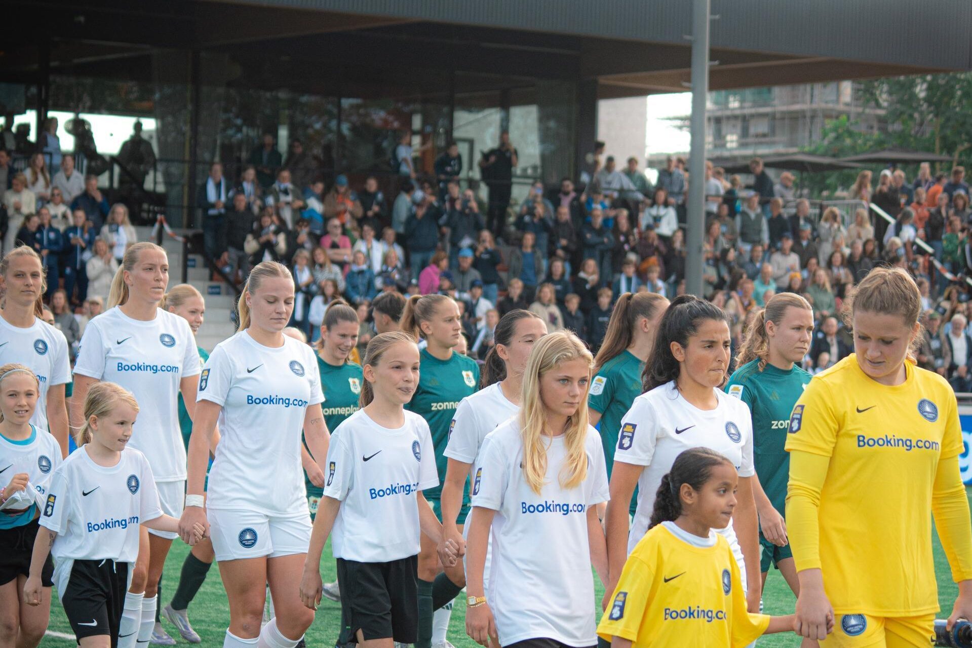 De speelsters van HERA United en PEC Zwolle lopen het veld op