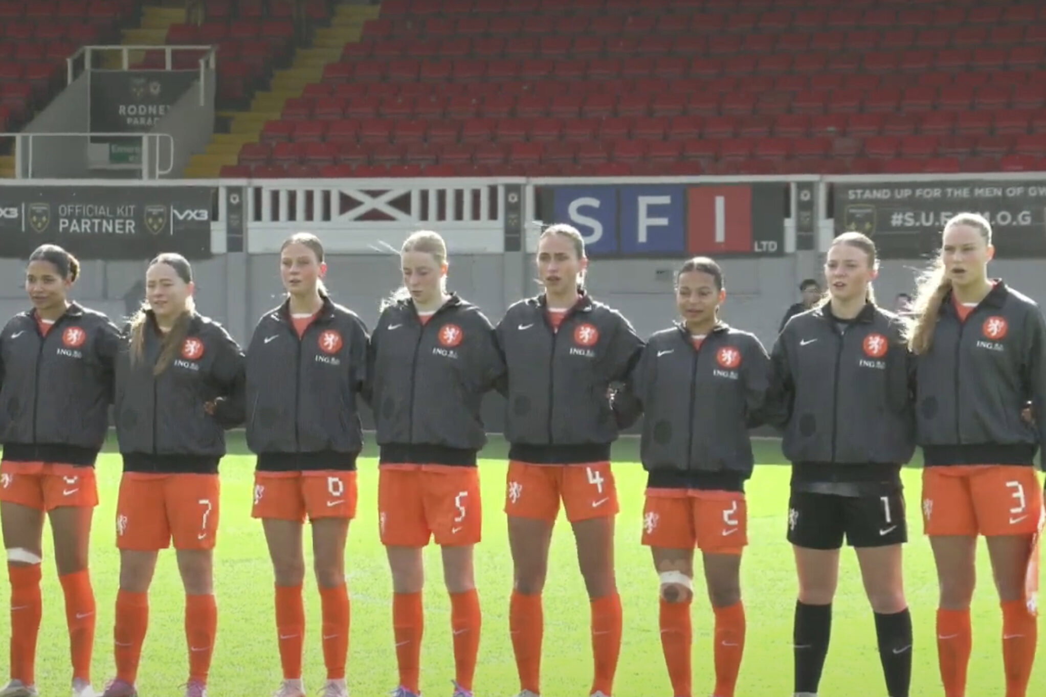 Speelsters van Oranje O17 tijdens het Wilhelmus