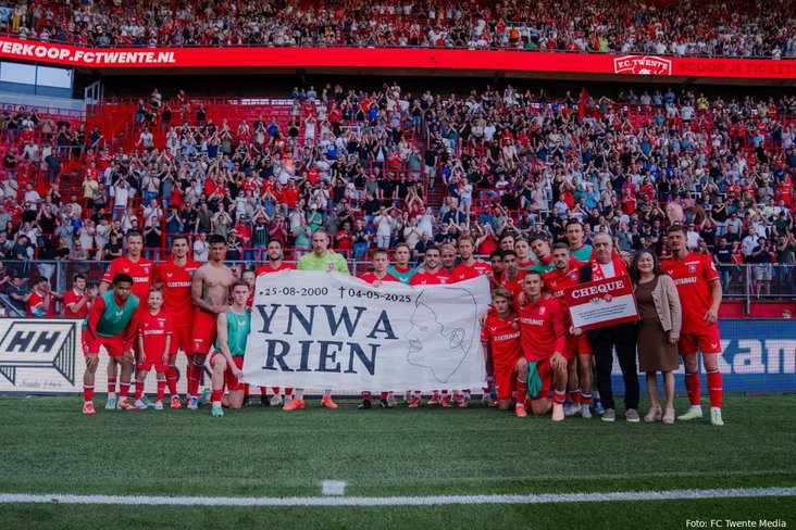 De spelers van FC Twente met het spandoek voor Rien
