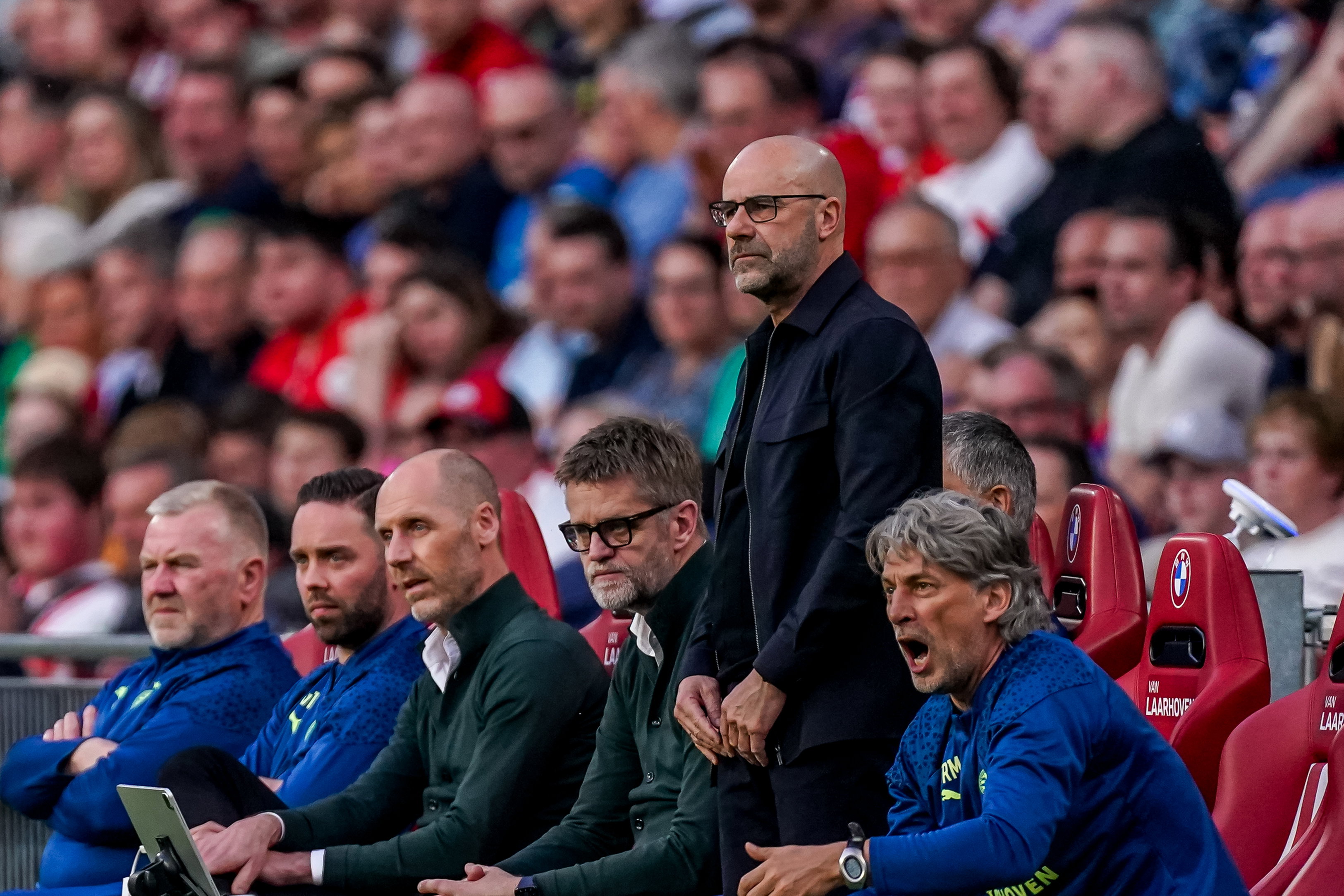De technische staf van PSV in de wedstrijd tegen AZ