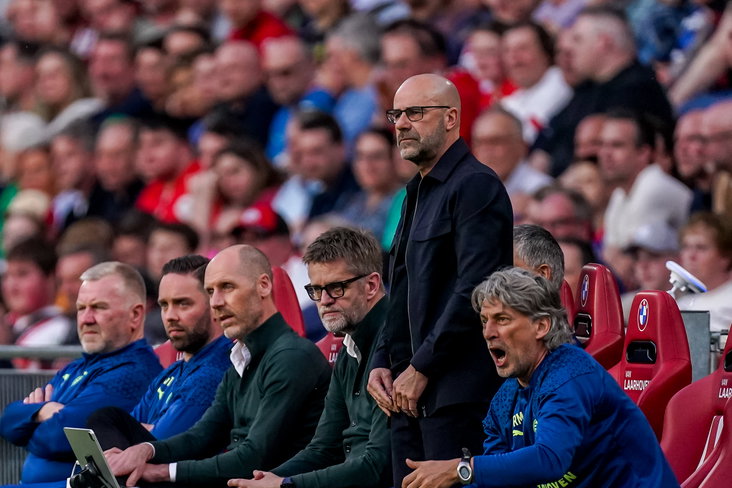 De technische staf van PSV in de wedstrijd tegen AZ