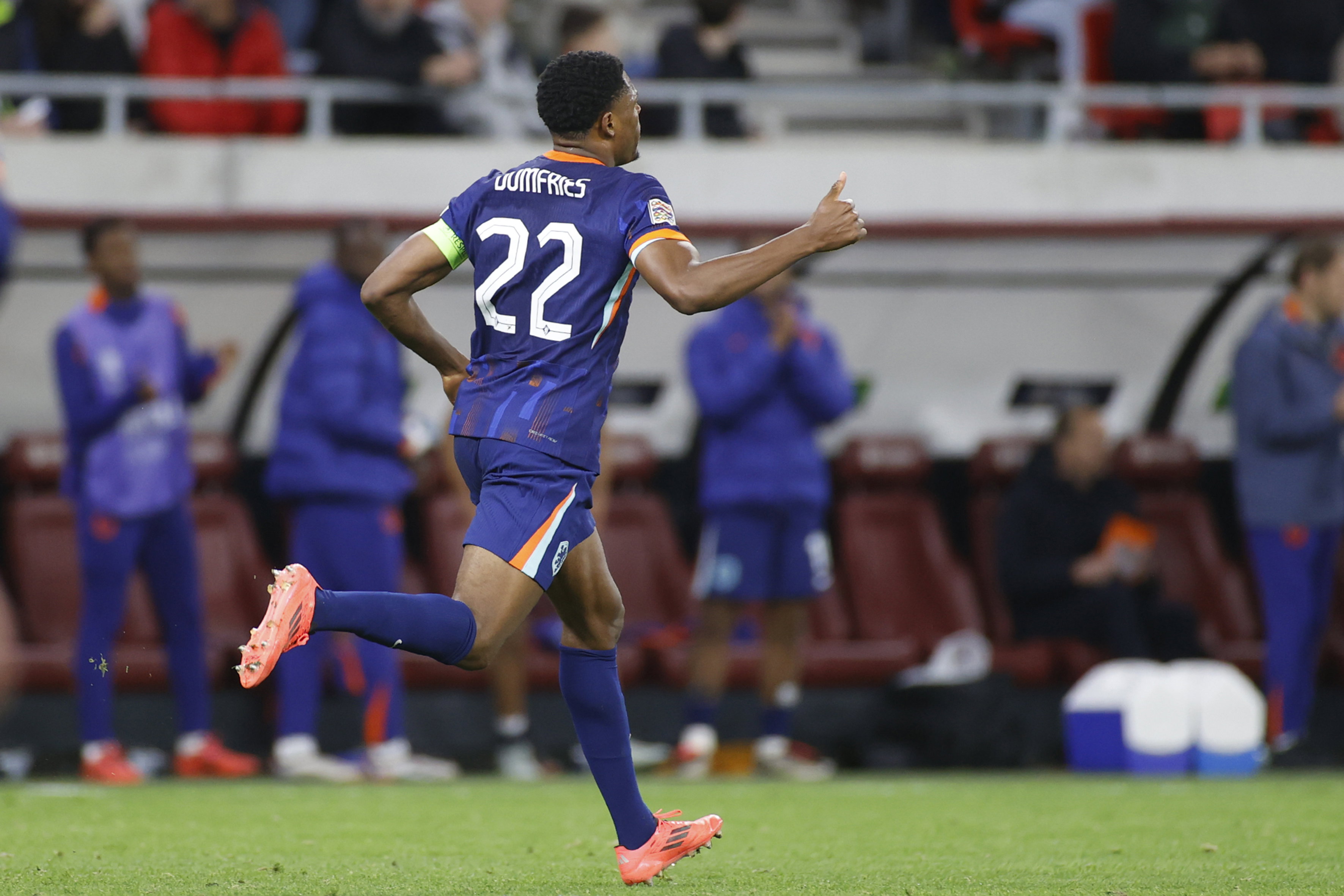 Denzel Dumfries steekt een duim in de lucht na een doelpunt bij Oranje