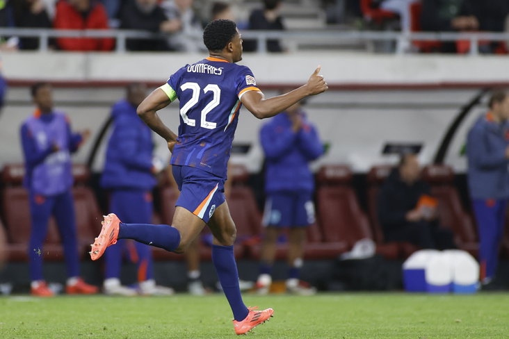 Denzel Dumfries steekt een duim in de lucht na een doelpunt bij Oranje