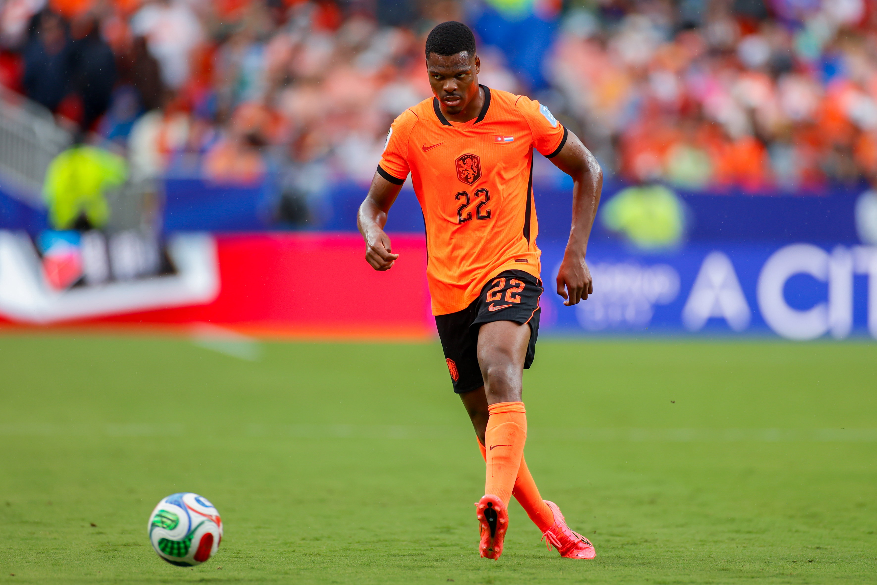 Denzel Dumfries tegen Tunesie