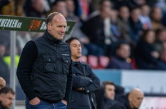 Dick Lukkien op de bank bij Telstar