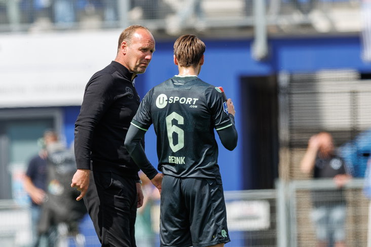 Dick Lukkien praat met Stije Resink