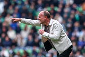 Dick Lukkien staat te coachen