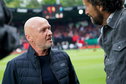 Dick Schreuder spreekt met de pers