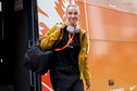 Jackie Groenen stapt de spelersbus uit