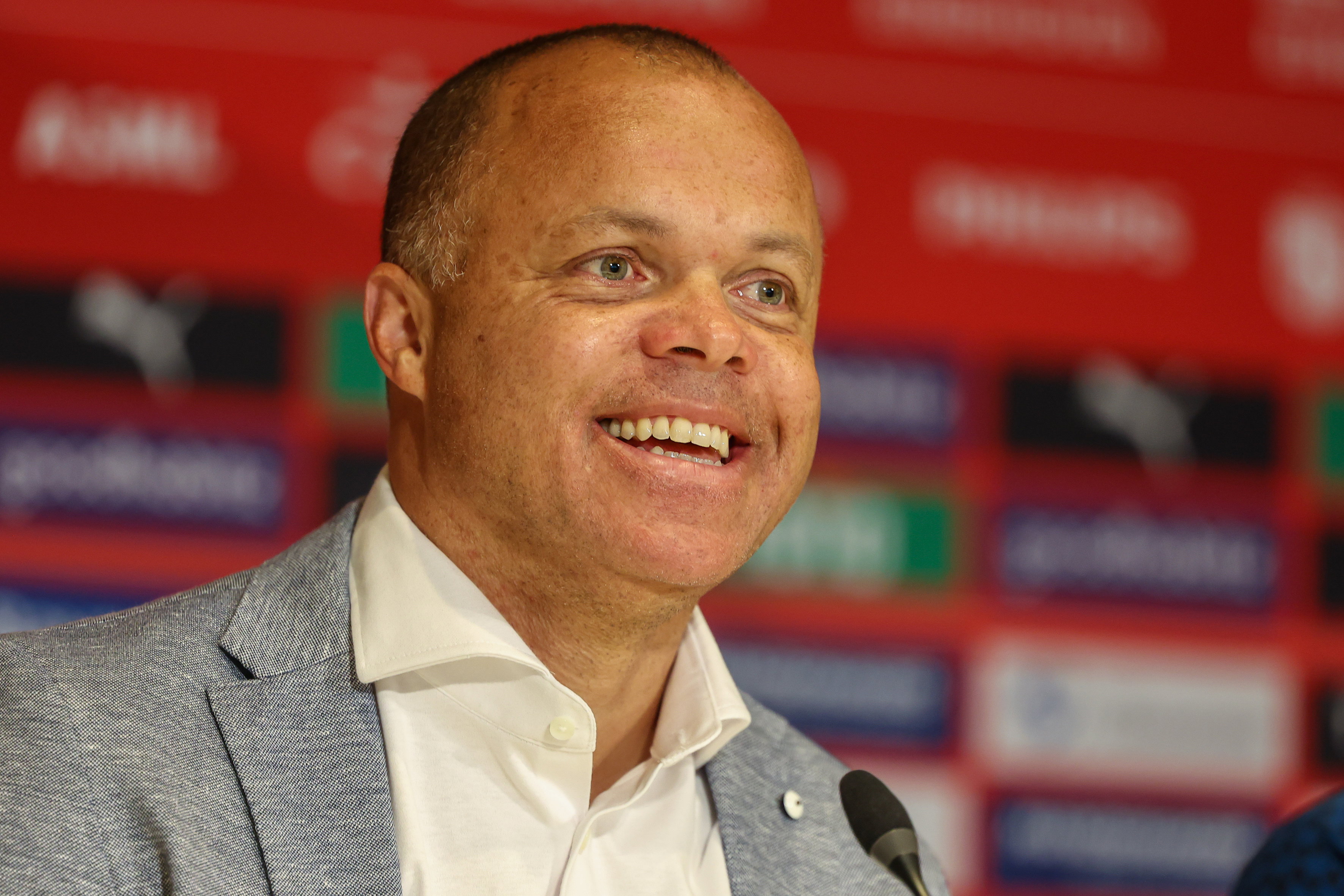 Een ontspannen Earnest Stewart