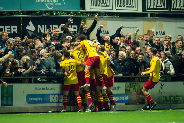Ebi Willemsen viert zijn goal met het publiek