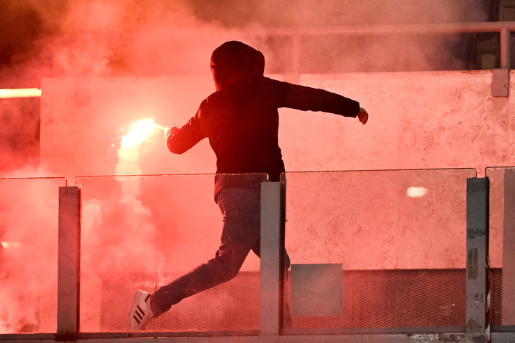 Een Lazio-fan tijdens de wedstrijd tegen AS Roma