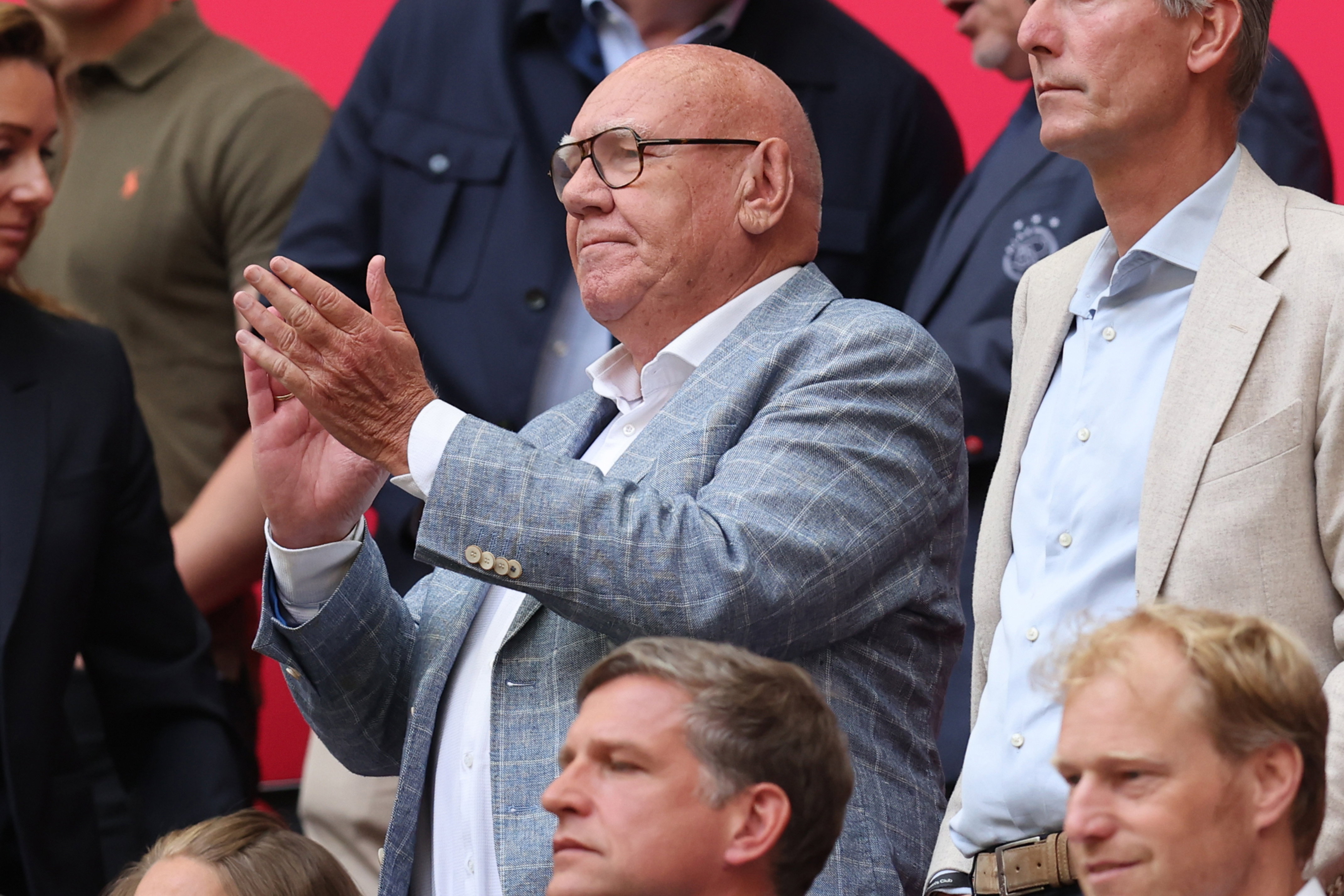 Een applaudisserende Kees Jansma