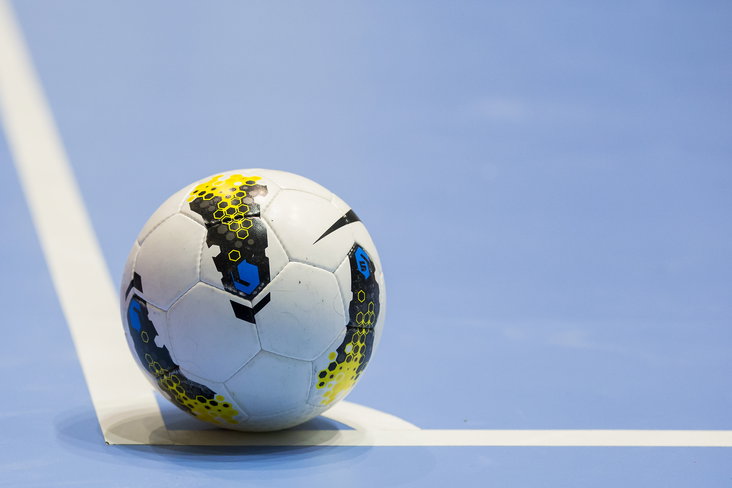 Een bal in het futsal