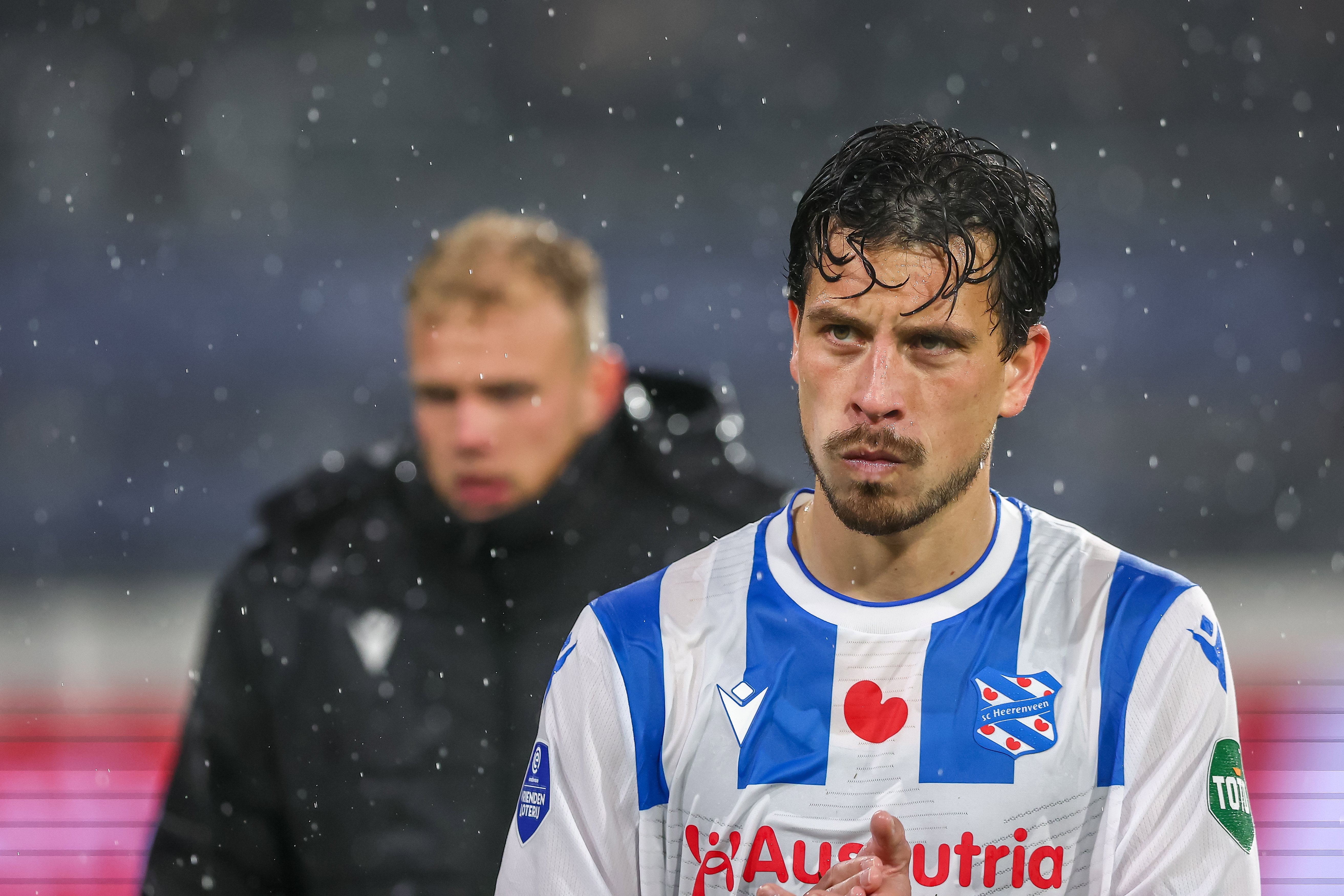 Een chagrijnige Thom Haye na de dikke nederlaag tegen PSV