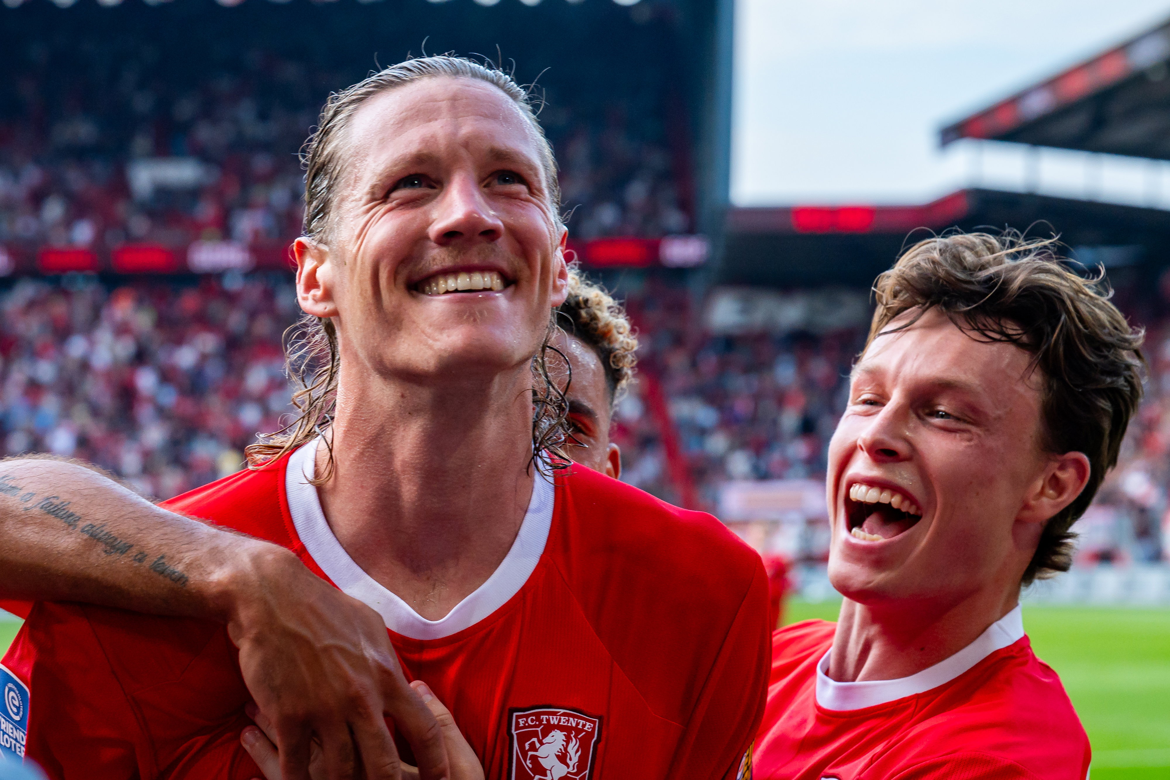 Een emotionele Wout Weghorst wordt omhelsd door Sondre Orjasaeter