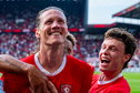 Een emotionele Wout Weghorst wordt omhelsd door Sondre Orjasaeter