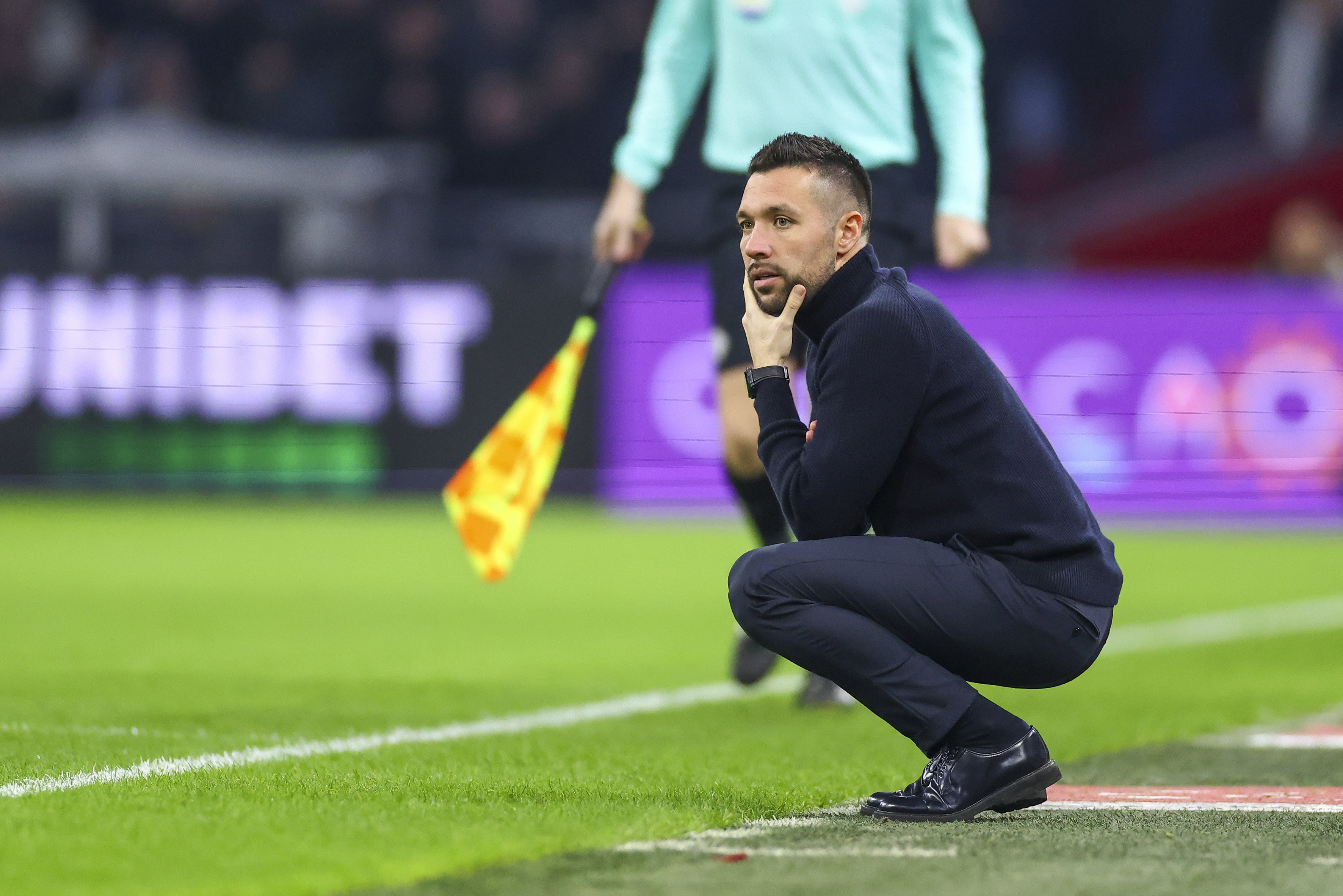 Een gehurkte Francesco Farioli tegen FC Utrecht