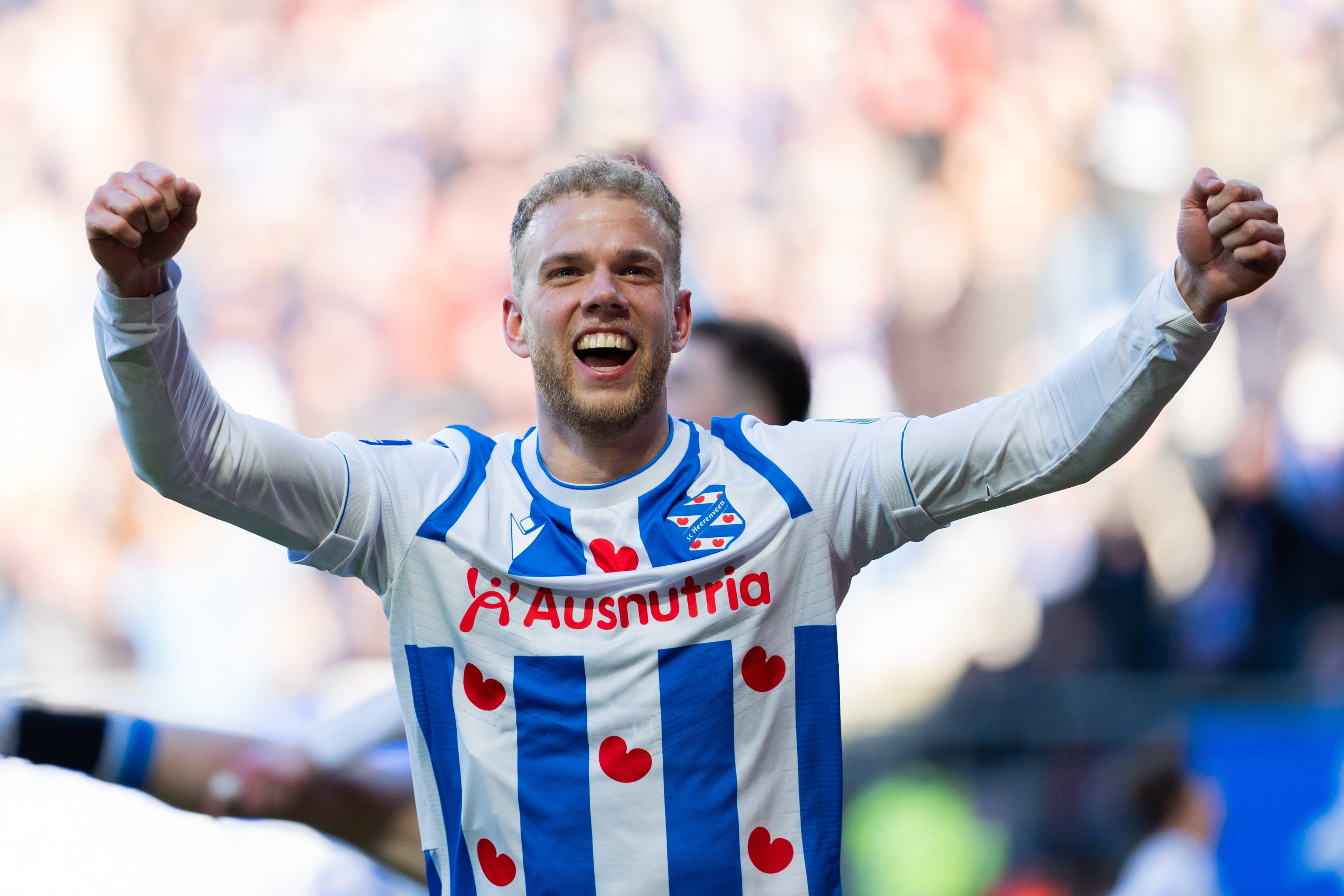 Een juichende Luuk Brouwers in het Abe Lenstra Stadion
