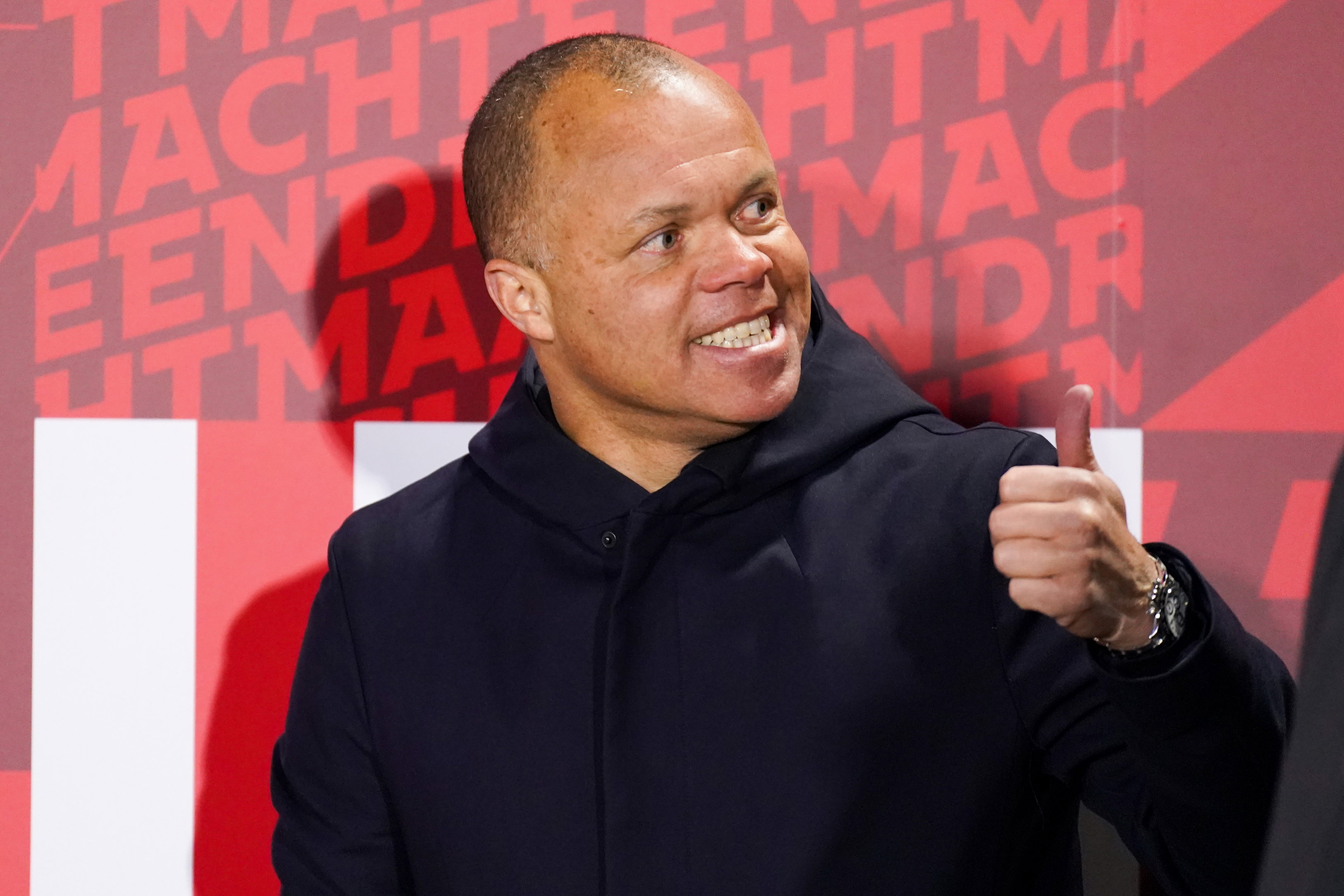 Een lachende Earnest Stewart