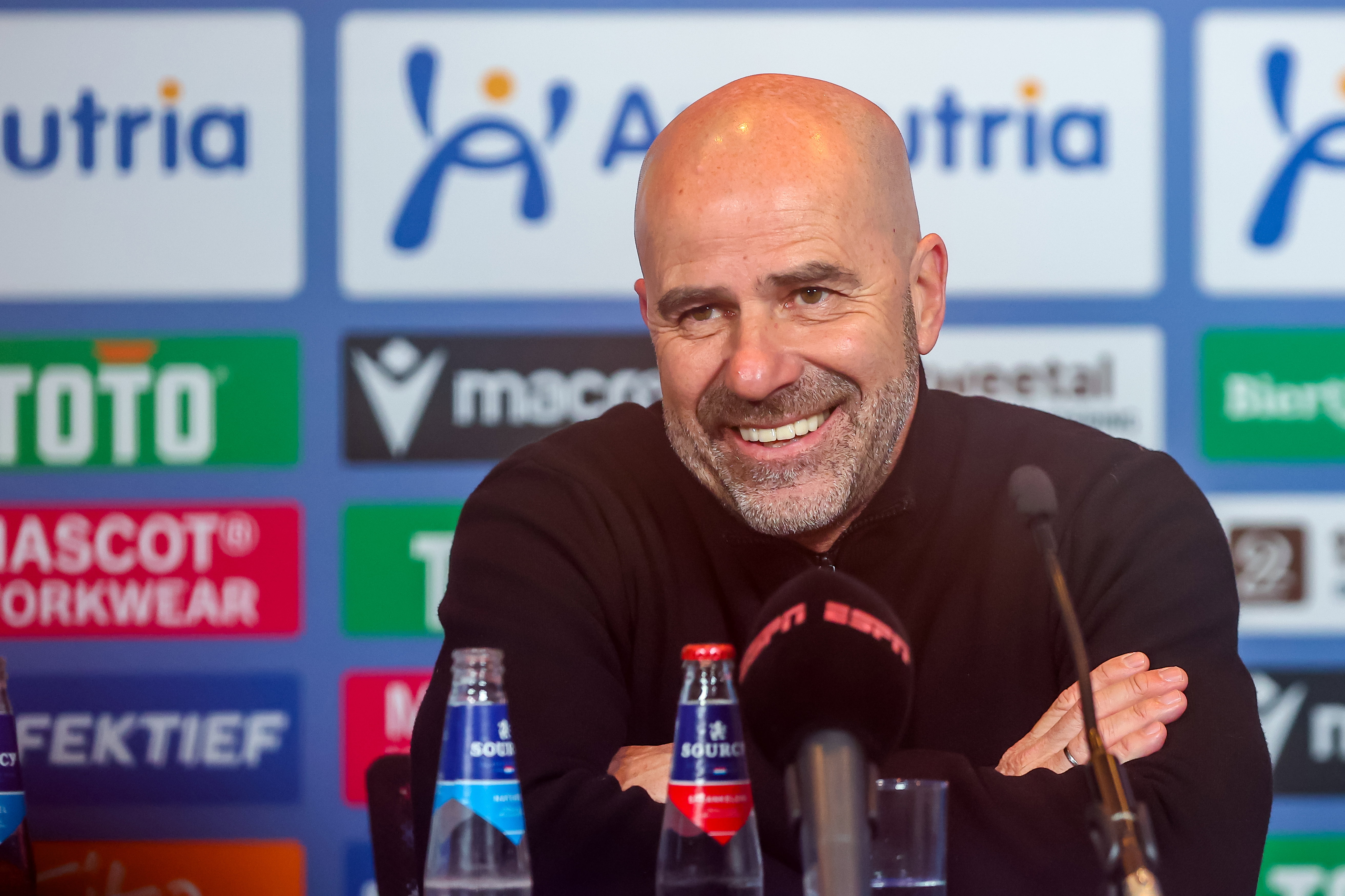 Een lachende Peter Bosz op de persconferentie
