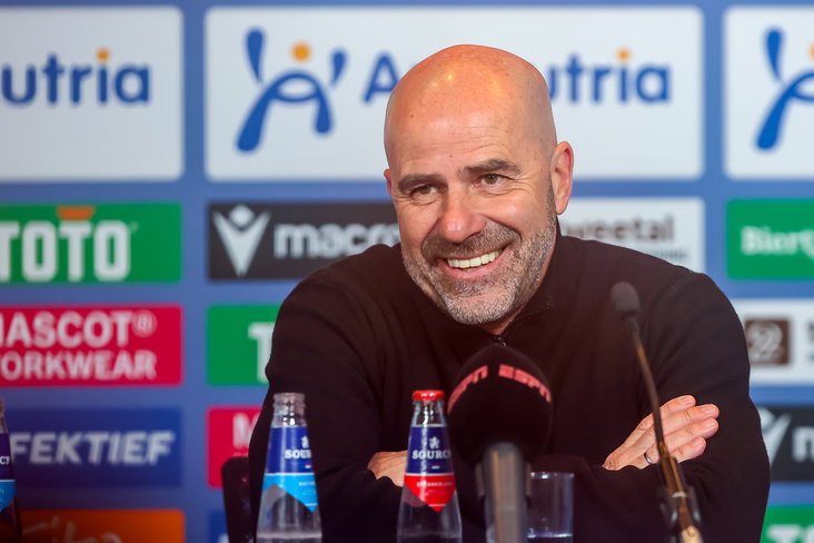 Een lachende Peter Bosz op de persconferentie