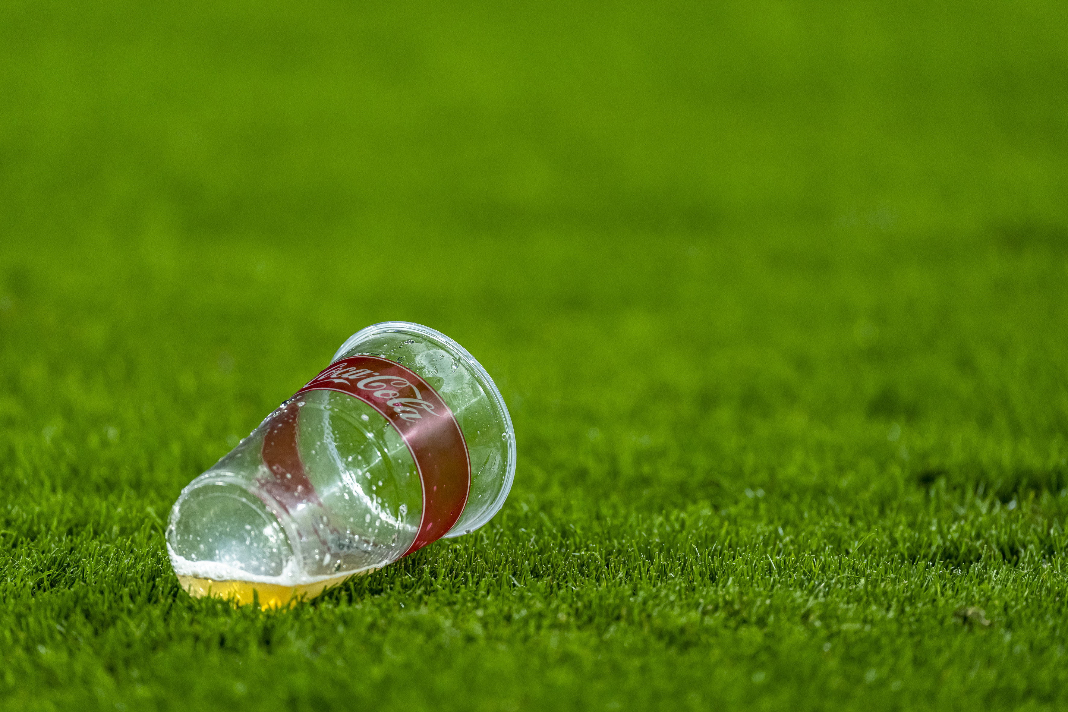 Een lege beker bier in het Philips Stadion