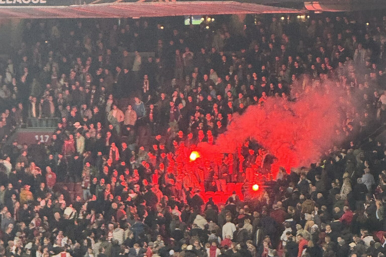 Eintracht Frankfurt fans steken fakkels af in de Aren A