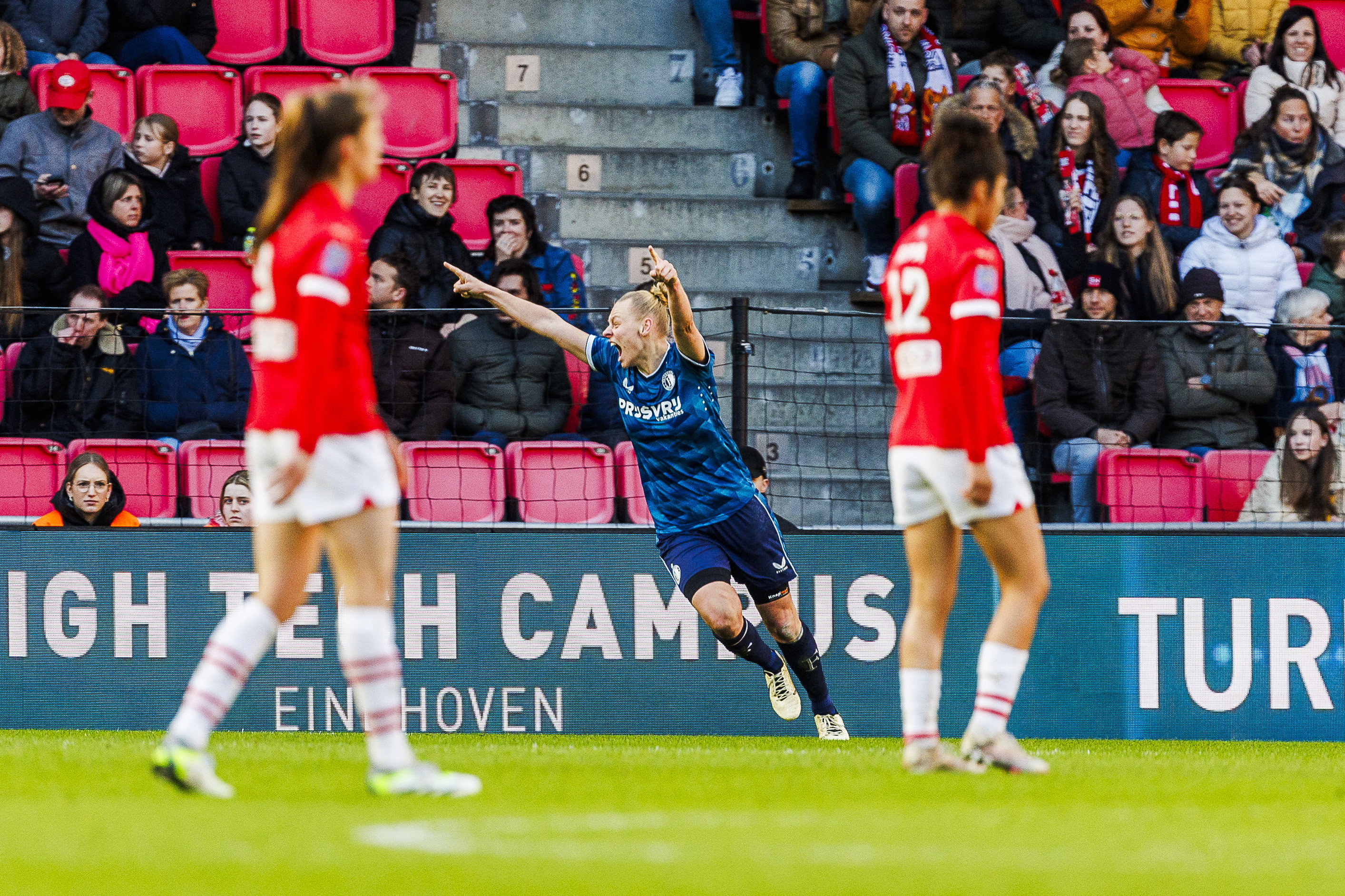 Ella Van Kerkhoven (Feyenoord) viert haar treffer tegen PSV