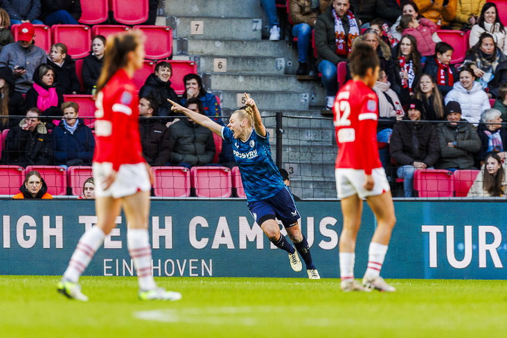 Ella Van Kerkhoven (Feyenoord) viert haar treffer tegen PSV