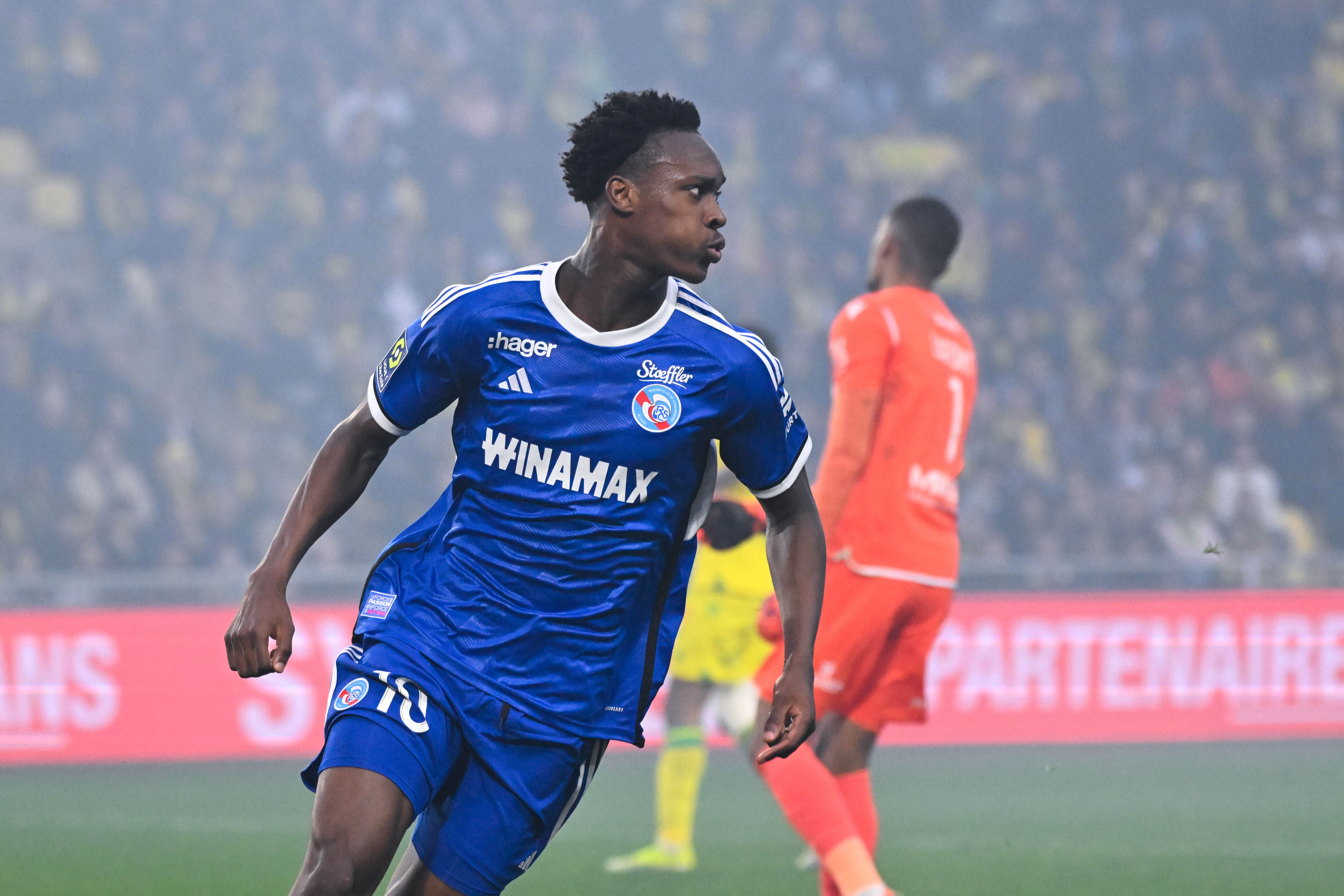 Emanuel Emegha viert een treffer namens Racing Strasbourg